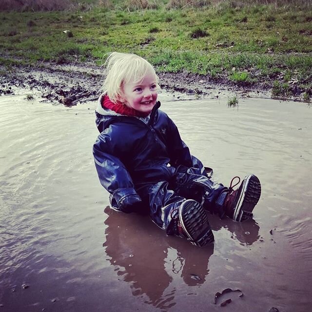 Rainy days provide a fantastic opportunity for exploring all of the elements. We found this huge puddle and this was the first reaction. Love the way children embrace their environment!

#confidence #learning #earlyyears #eyfs #development #forestsch
