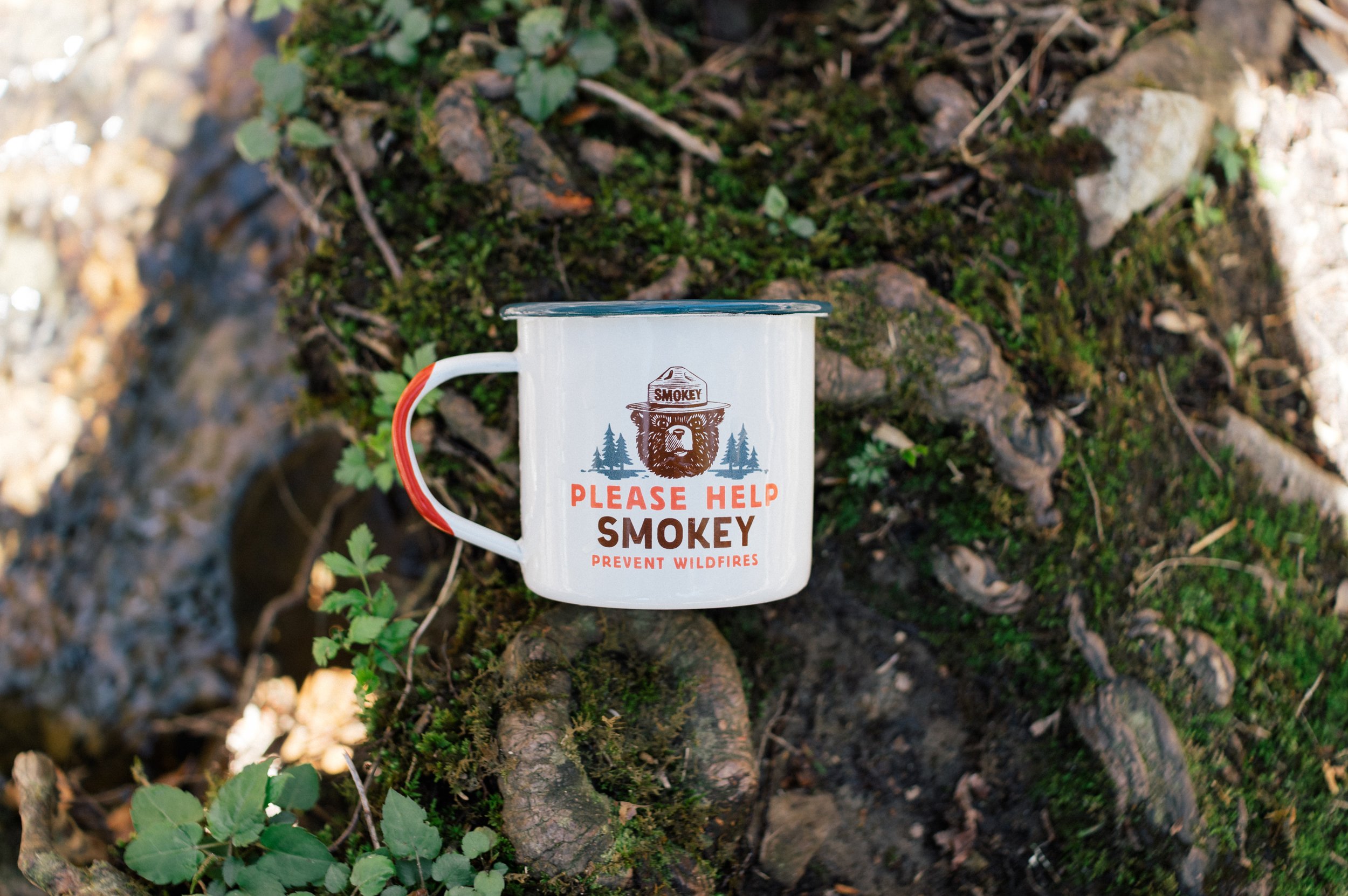 smokey-enamel-mug-outdoors-3.jpg