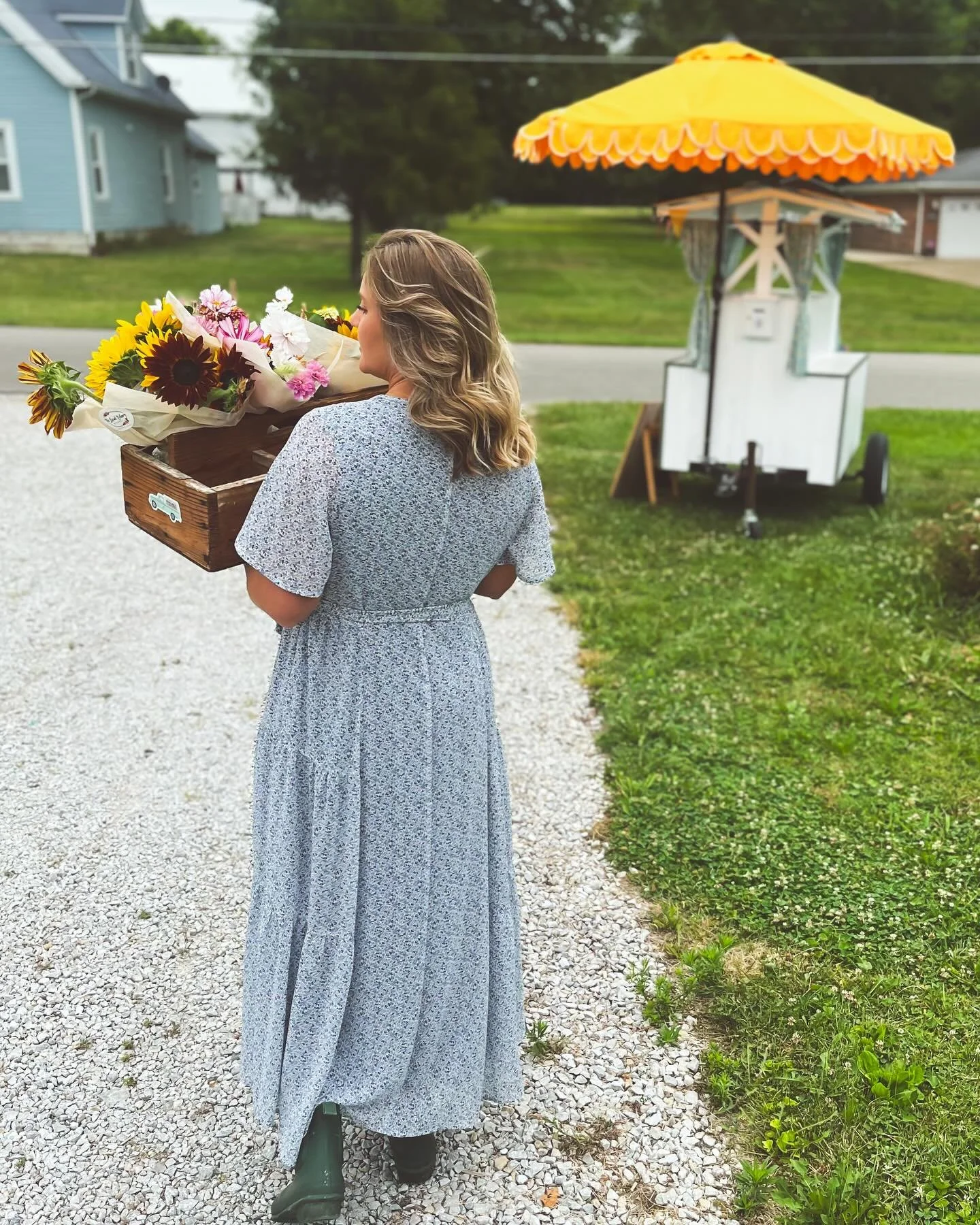 Yes it&rsquo;s raining but still lots of pretty flowers on the cart to brighten up your day! And yes in my church dress and work boots ☺️🤷🏼&zwj;♀️

#localbloommarket #localbloomflowertruck #shelovesflowersandhelovestrucks #localflowers #indiana #fl