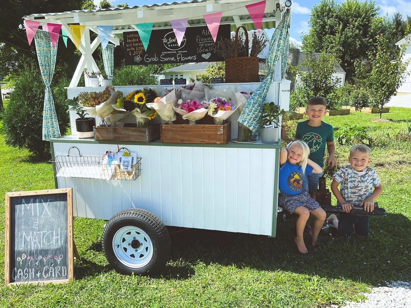 Mix and match bouquets on the cart today!! Grab a few bundles to put together 🩷 each priced individually 
PS roses and dahlias 😍😍😍

#localbloommarket #localbloomflowertruck #shelovesflowersandhelovestrucks #localflowers #indiana #flowertruck #hou