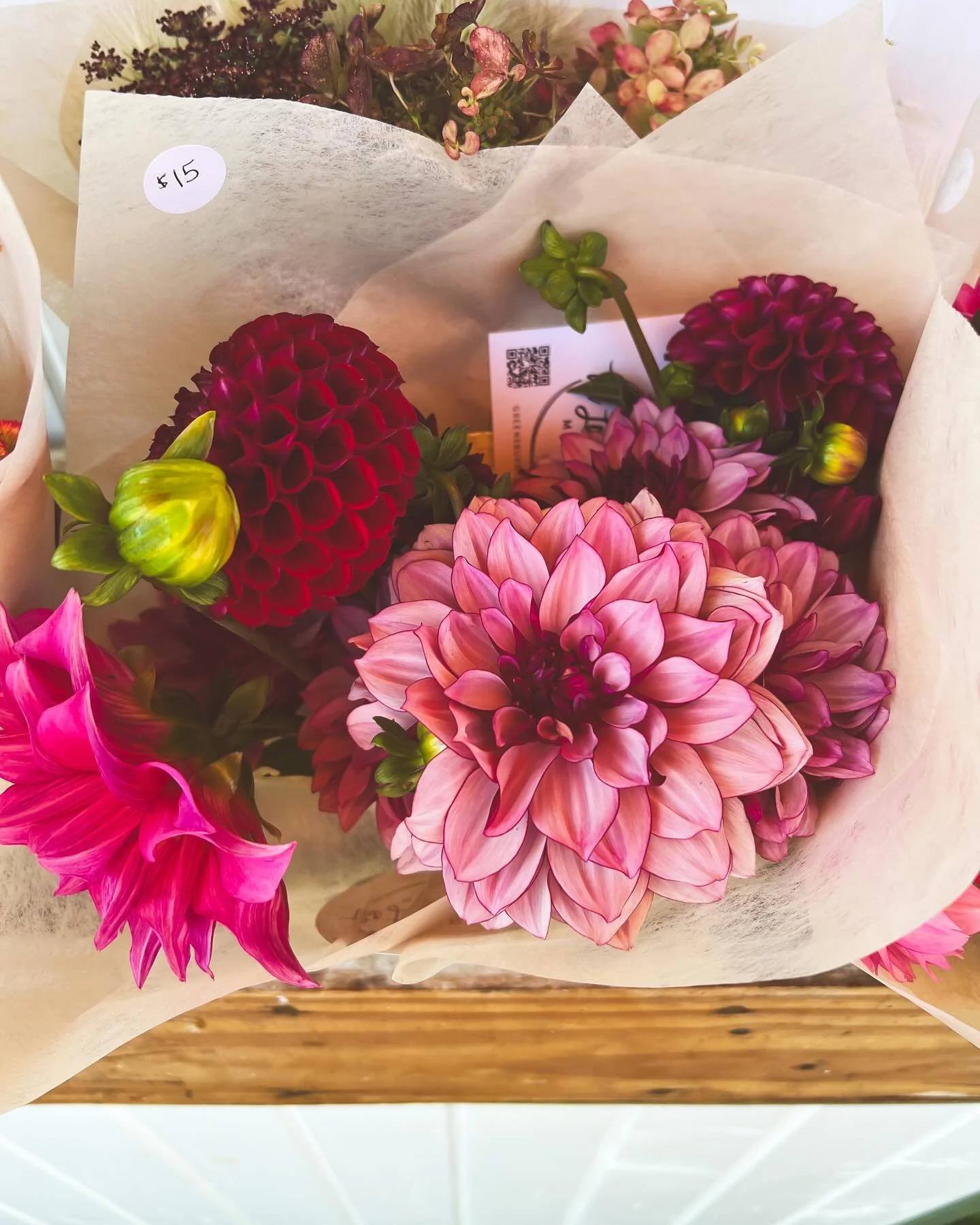 Road side sale going on!! Mix and match bundles plus some beautiful Wallpe Bro eggs available!!! 🐔🌸

#localbloommarket #localbloomflowertruck #shelovesflowersandhelovestrucks #localflowers #indiana #flowertruck #houseplants
