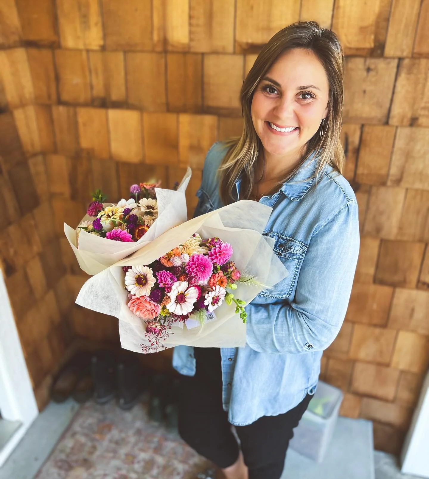 Last bouquets of the season out the door today! Raise your hand if you were blessed by a Local Bloom bouquet this year 🙋🏼&zwj;♀️ always a joy to my heart! 

#localbloommarket #localbloomflowertruck #shelovesflowersandhelovestrucks #localflowers #in