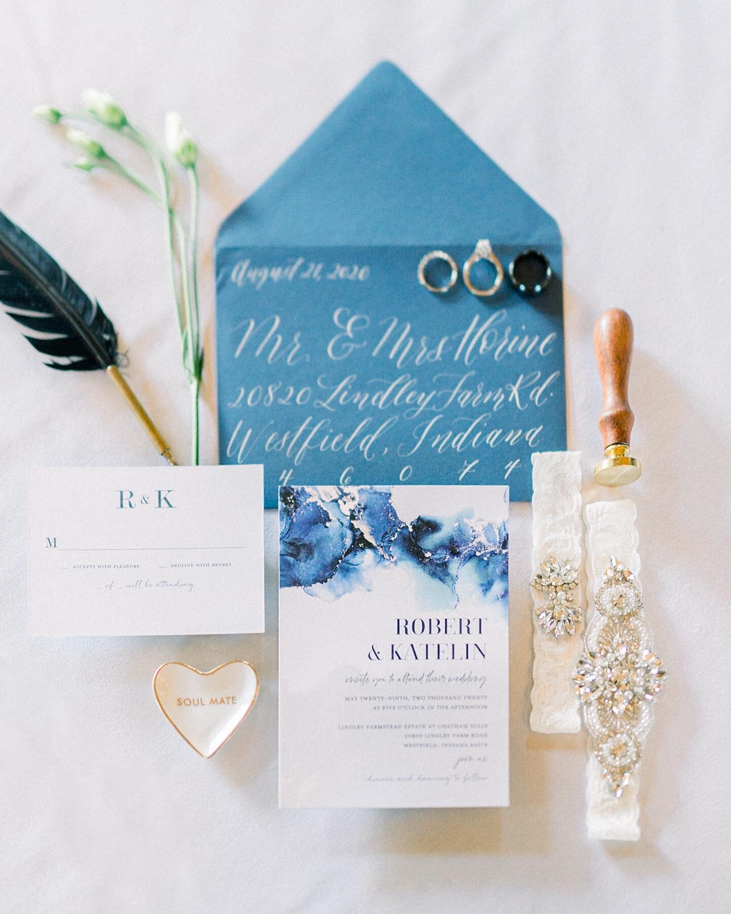 Years ago, I used to struggle so much with styling flatlay images until I dug in deep, did my research and started sourcing must have materials that work with any wedding theme. At first I was skeptical on if I could get these gorgeous detail shots w
