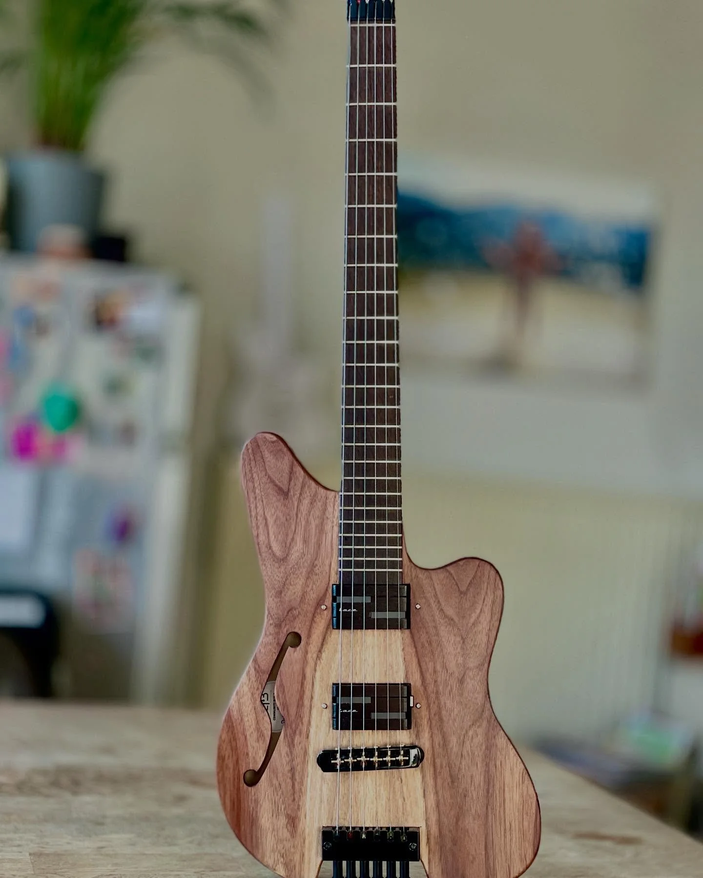 🔥 JAFmaster – Phase 3 beginnt! 🔥
Der Korpus und Hals sind „verheiratet“ 🌹 – jetzt geht’s weiter zu @deimelguitarworks für die Elektronik! ⚡️
🎸 Kleine Anekdote: Das Holz für den Fichtenhals kommt von  @koe