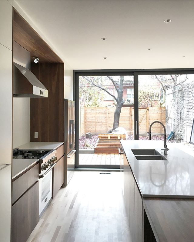 Belle collaboration avec Thellend Fortin architectes #thellendfortinarchitectes⁣
Cuisine par @gepetto_cuisine ⁣
Design par Thellend Fortin
.⁣
.⁣
.⁣
.⁣
.⁣
.⁣
.⁣
.⁣
.⁣
⁣
⁣
#contemporarydesign#contemporarykitchen#montreal#gepettocanada#gepetto_cuisine#h