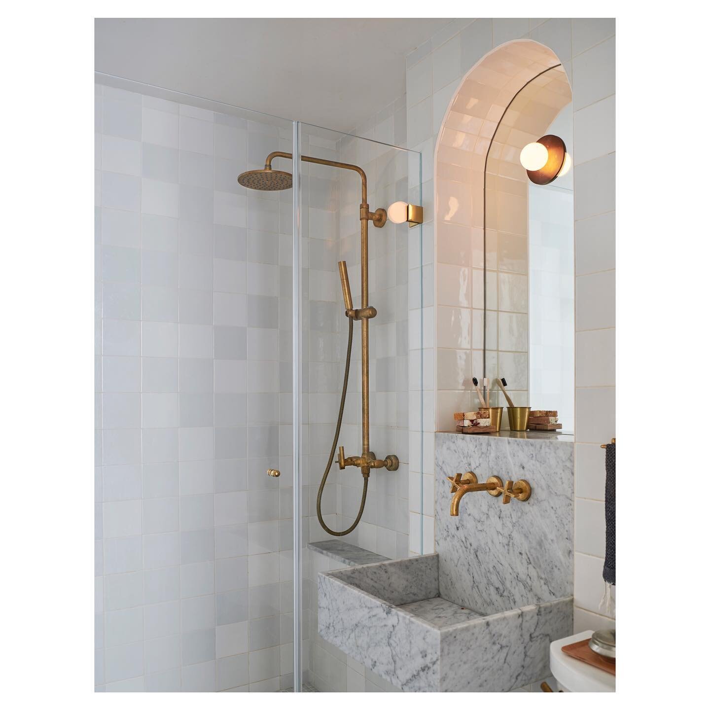 This bathroom has become a bit of a sanctuary for homeowner @jamiebsims and the icing to the cake in an apartment transformation, published by @getclever. Link in Bio. Swipe for before!

Architecture &amp; Interiors by @mastersonnyc, photo styling by