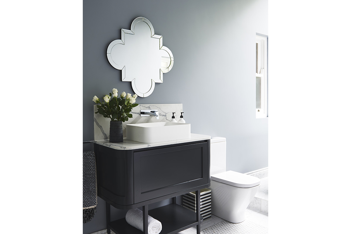 Glamour-Guest-Bathroom6-by-LynneBradleyInteriors.jpg