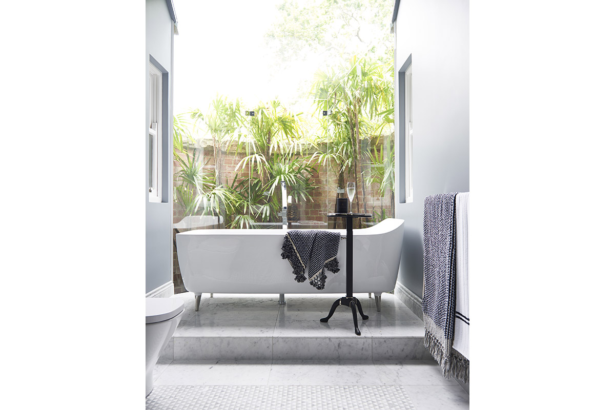 Glamour-Guest-Bathroom10-by-LynneBradleyInteriors.jpg