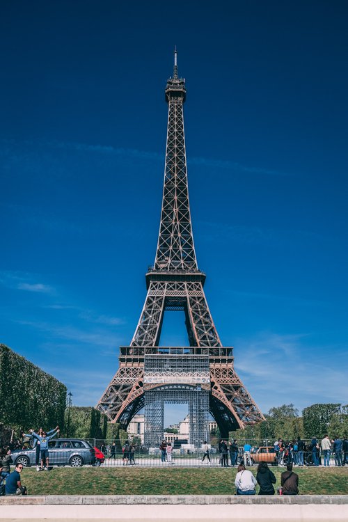 Why does the Eiffel Tower change size? - The Eiffel Tower
