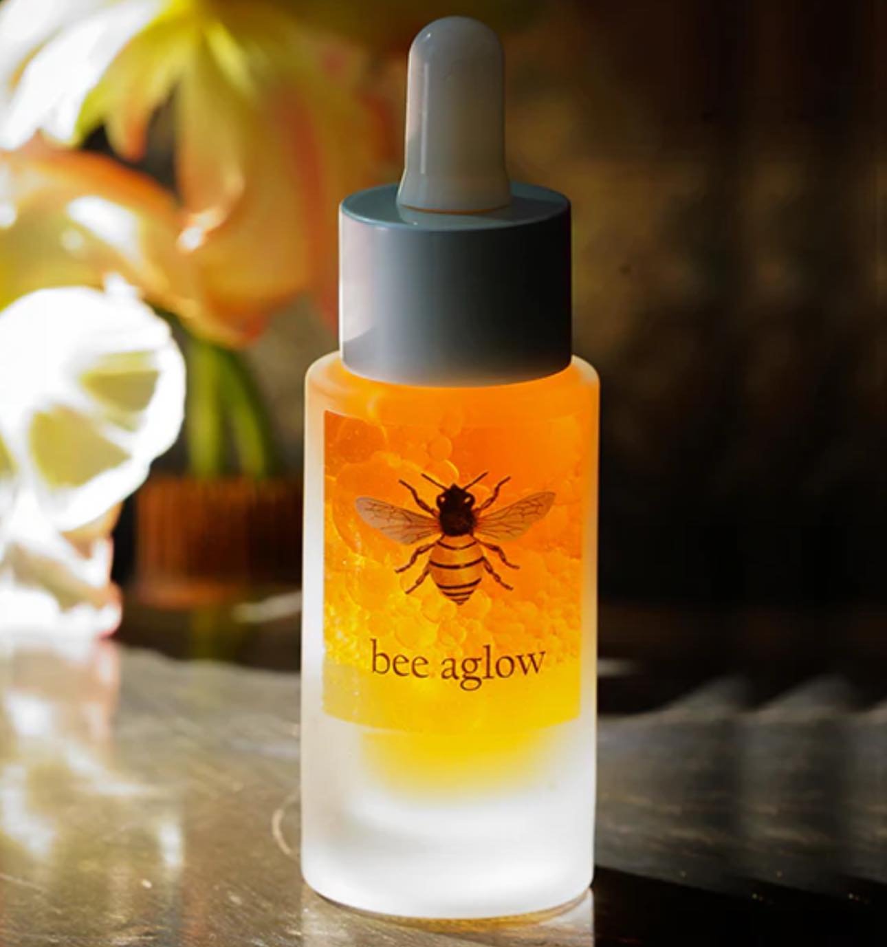 Pamper your skin with this Bee Aglow Beauty Elixir Serum for the Face by @beelineskincare 
Rich in vitamins and antioxidants for a youthful glow!
Enriches the skin to help reduce fine lines and wrinkles
* Rich in anti-oxidants and Vitamins
* Guards t