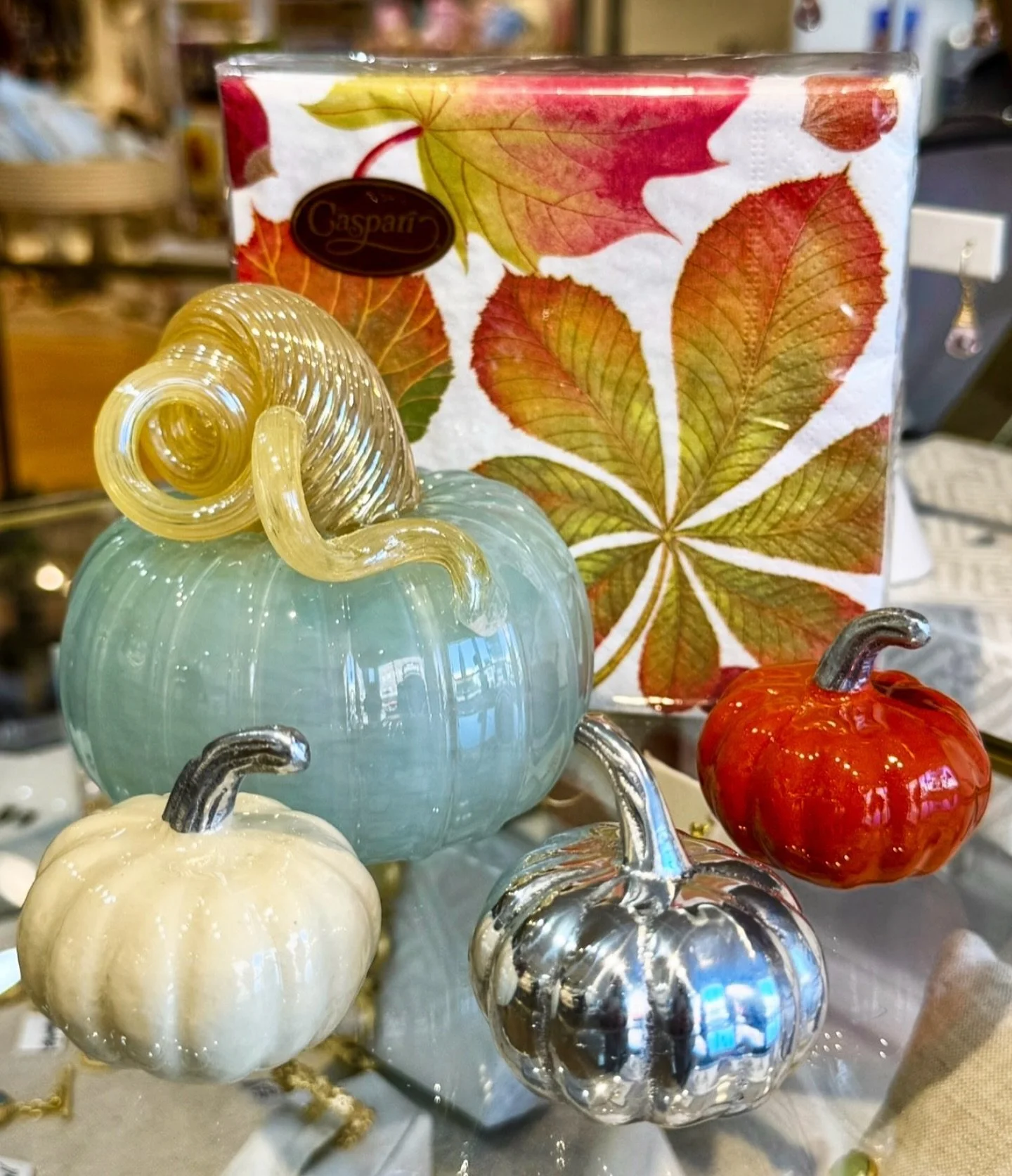 Not might not feel like Fall yet, but we&rsquo;re totally in the mood! 🍂
Dress up your table (or bar!) with 🎃 pumpkin napkin weights from @mariposagift and fun fall cocktail napkins from @casparistyle. Perfect for happy hours at home! 🍸🎉 We are o