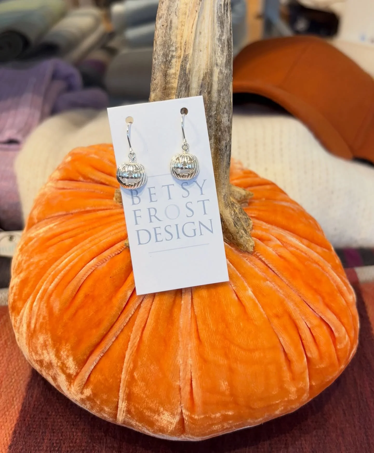 Halloween style? Handled. 🎃
These pumpkin earrings bring all the charm &mdash; no tricks, just treats. For your Halloween party or just for Trick or Treating! 🍬 Happy Halloween, everyone! We are open until 6pm Friday night!