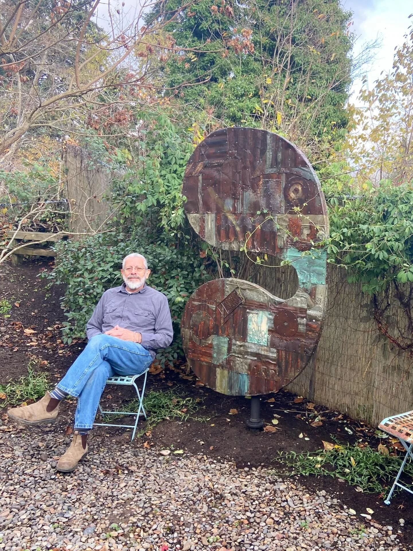The giant sculpture he built and installed in my garden by the creek. My brother @yoramavineri with his magical hands, from his giant heart.

🙏🏻🫶🏻🙏🏻