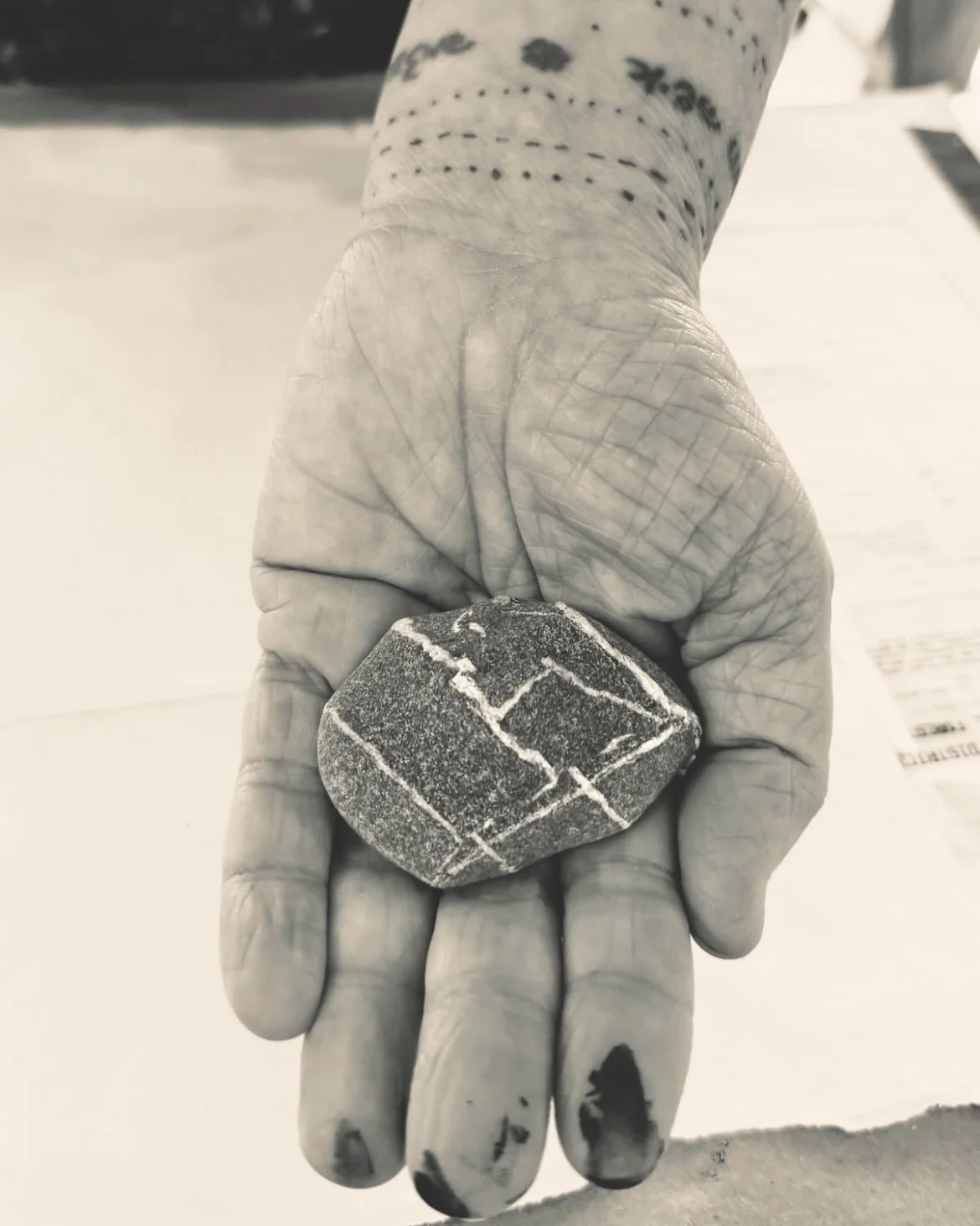 Exploring Minimalism in Mixed Media
Last day
Whidbey Island, WA

Hands tense up and hearts calm down when daring to receive gifts and invitations. 

@steffanielorig 
@beyou.art.studio 
🙏🏻🤍