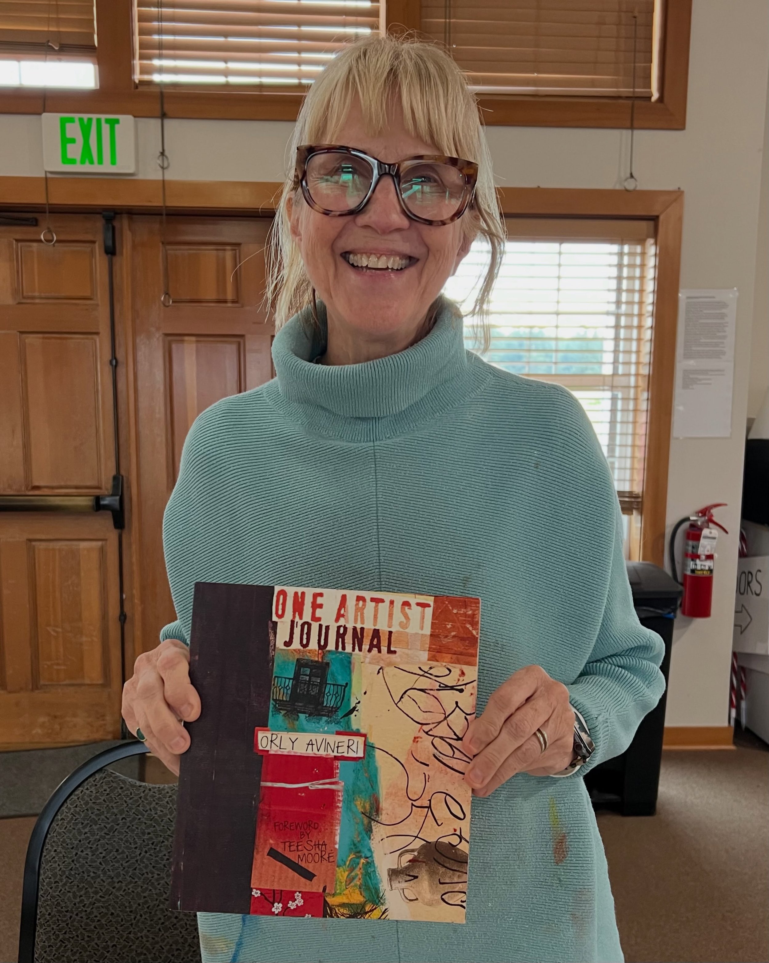 Among us is the beautiful @adelesypesteyn and she tells me she found my book at Powell&rsquo;s in Portland, OR. 
🤗🫶🏻🤗