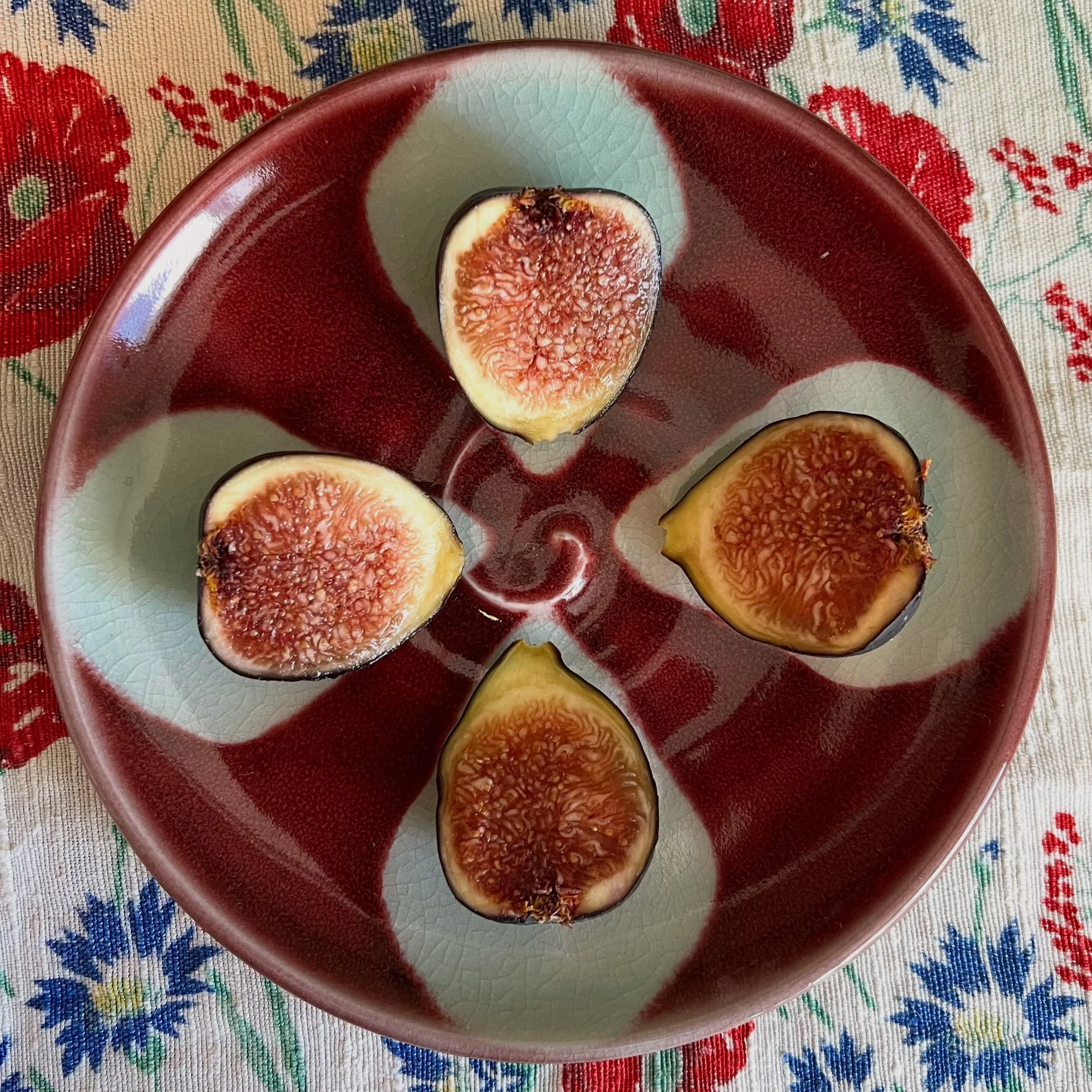 A dessert mandala, very temporary. 
With figs from the tree.