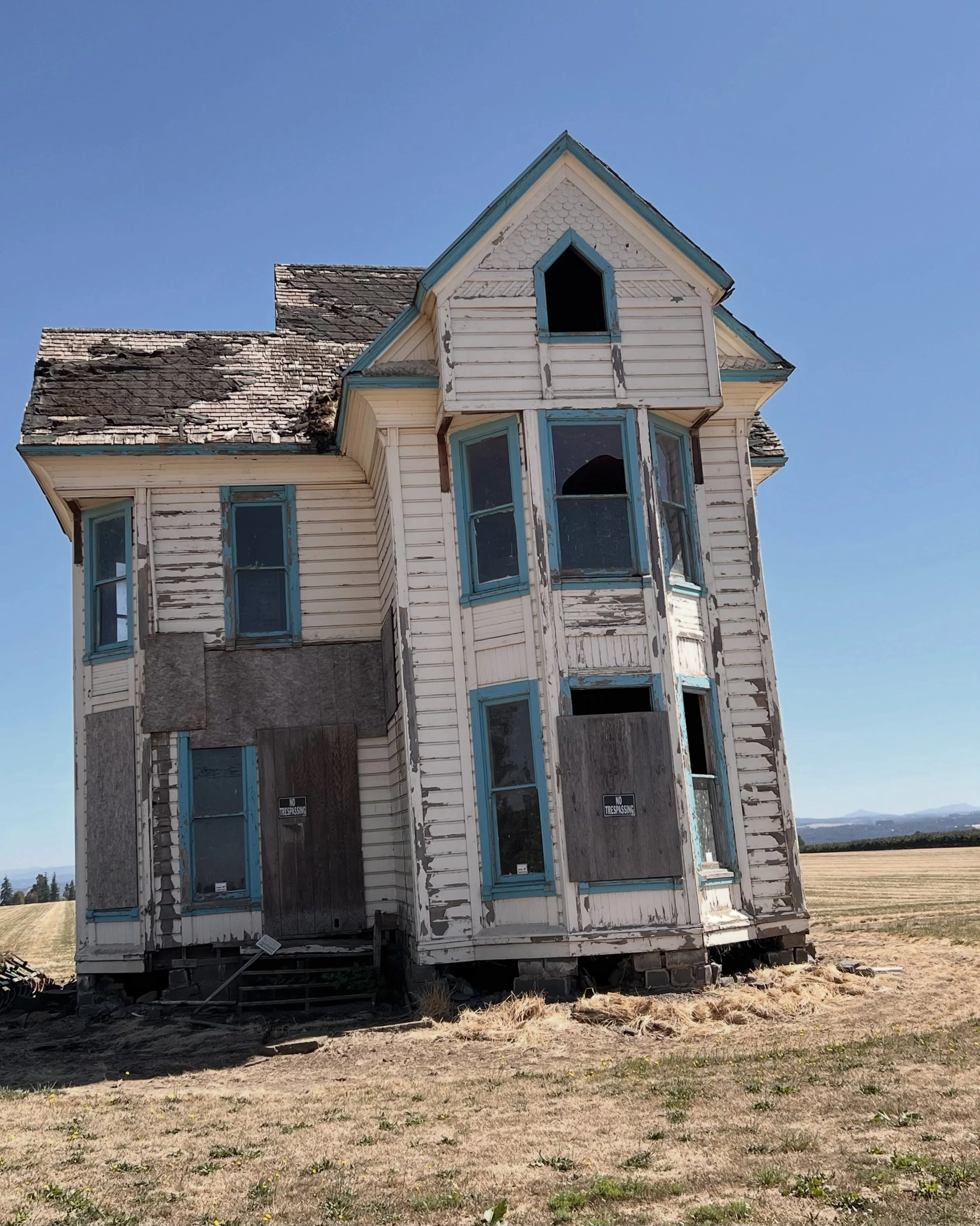 I stopped for this.
This beauty, this empty ruin😮

On the way back to Salem, through the backroads, from the nursery in Woodburn. 

Both in the spacious #willamettevalley in Oregon