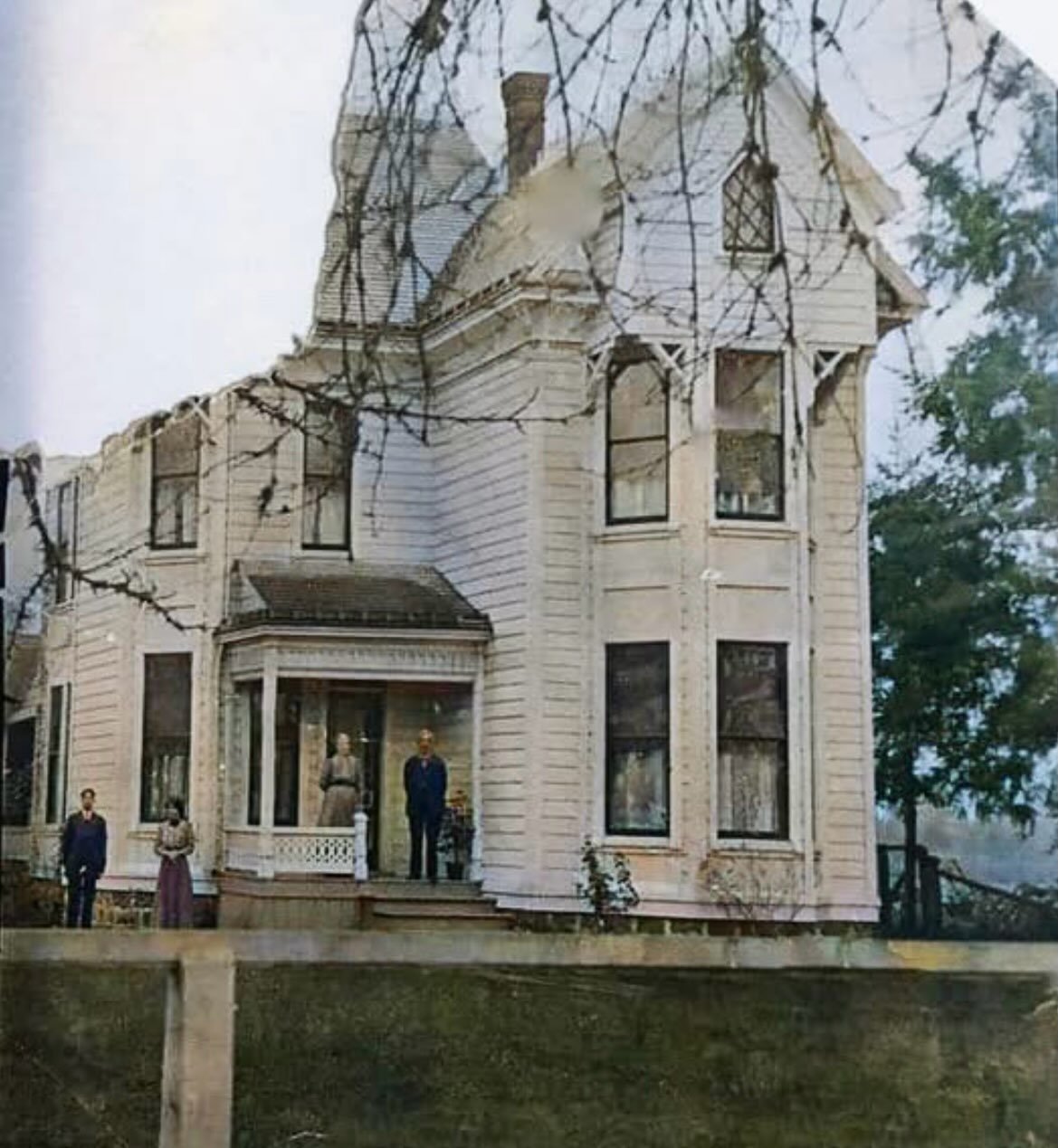 I must admit, my interest is mainly visual, sensorial, visceral, and to see how man-made structures surrender themselves to time, nature, and landscape. 

For those of you who are curious about the history of the house I posted a picture of this morn