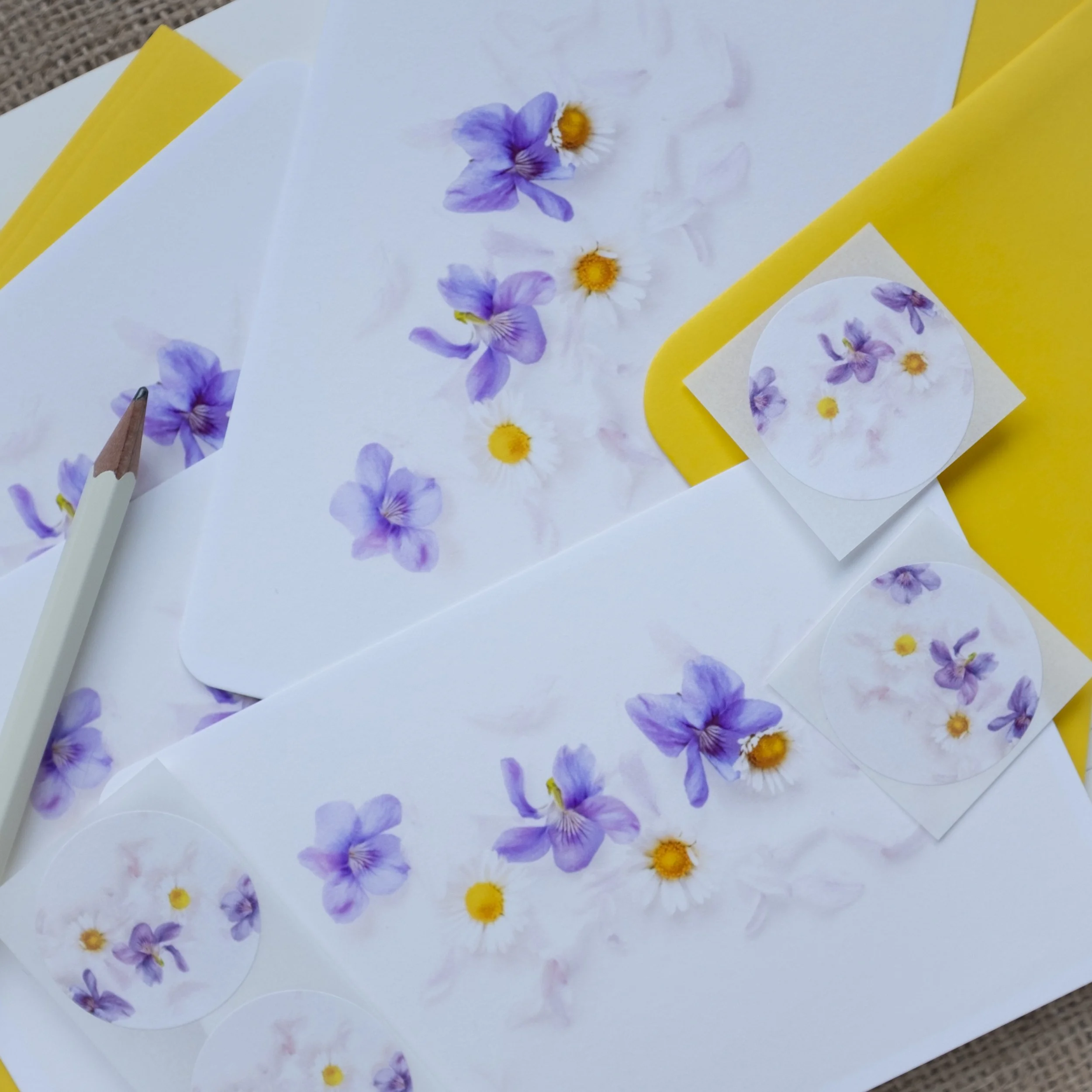 Wildflower notelets with violets and daisies.
