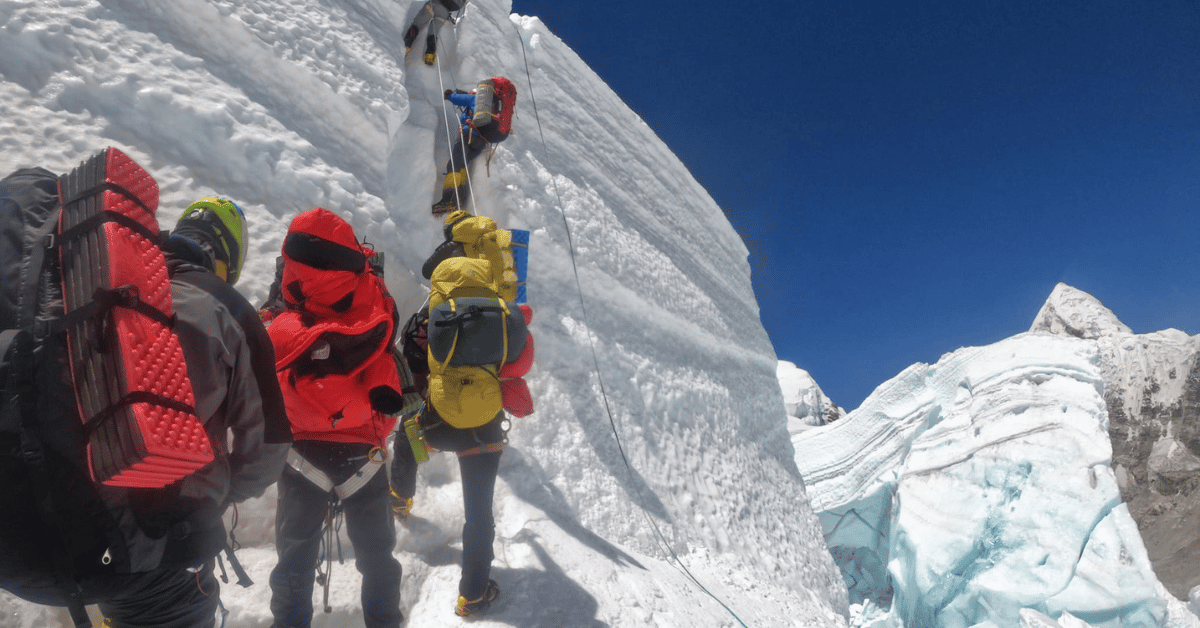 team climbing mount everest