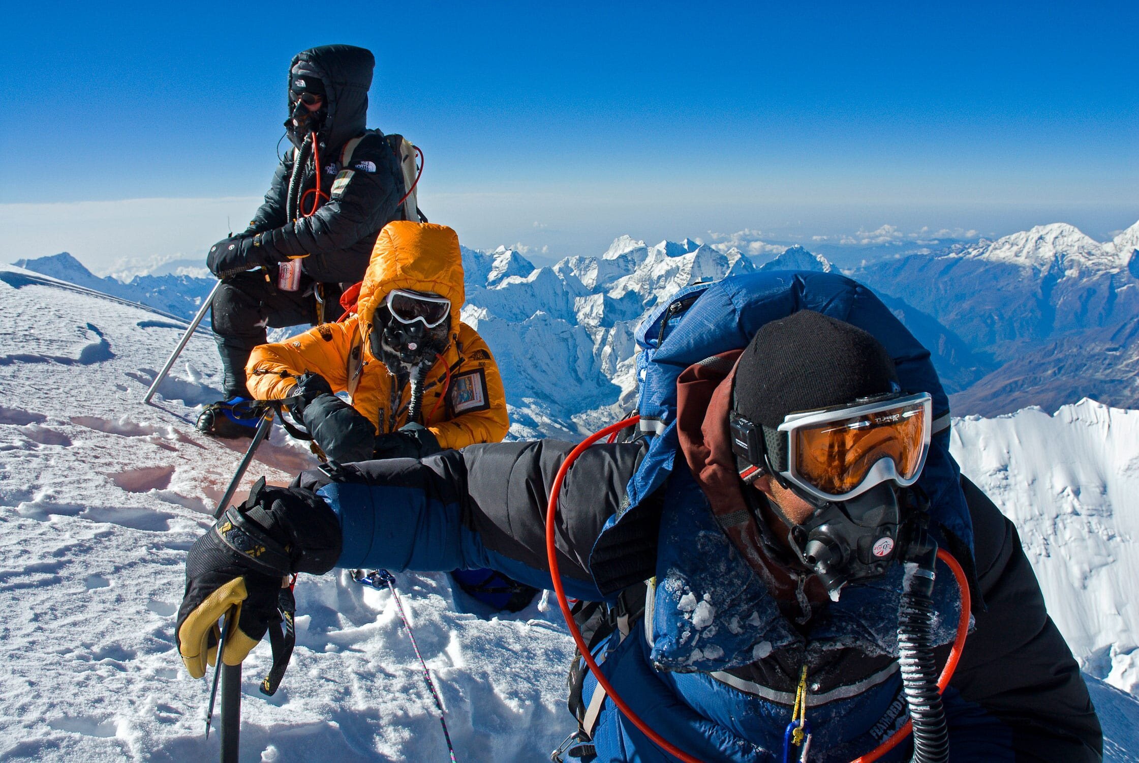Воздух в горах кислород. Кислородная маска Эверест. Восхождение на Эверест. Экипировка для восхождения на Эверест. Эверест гора восхождение.