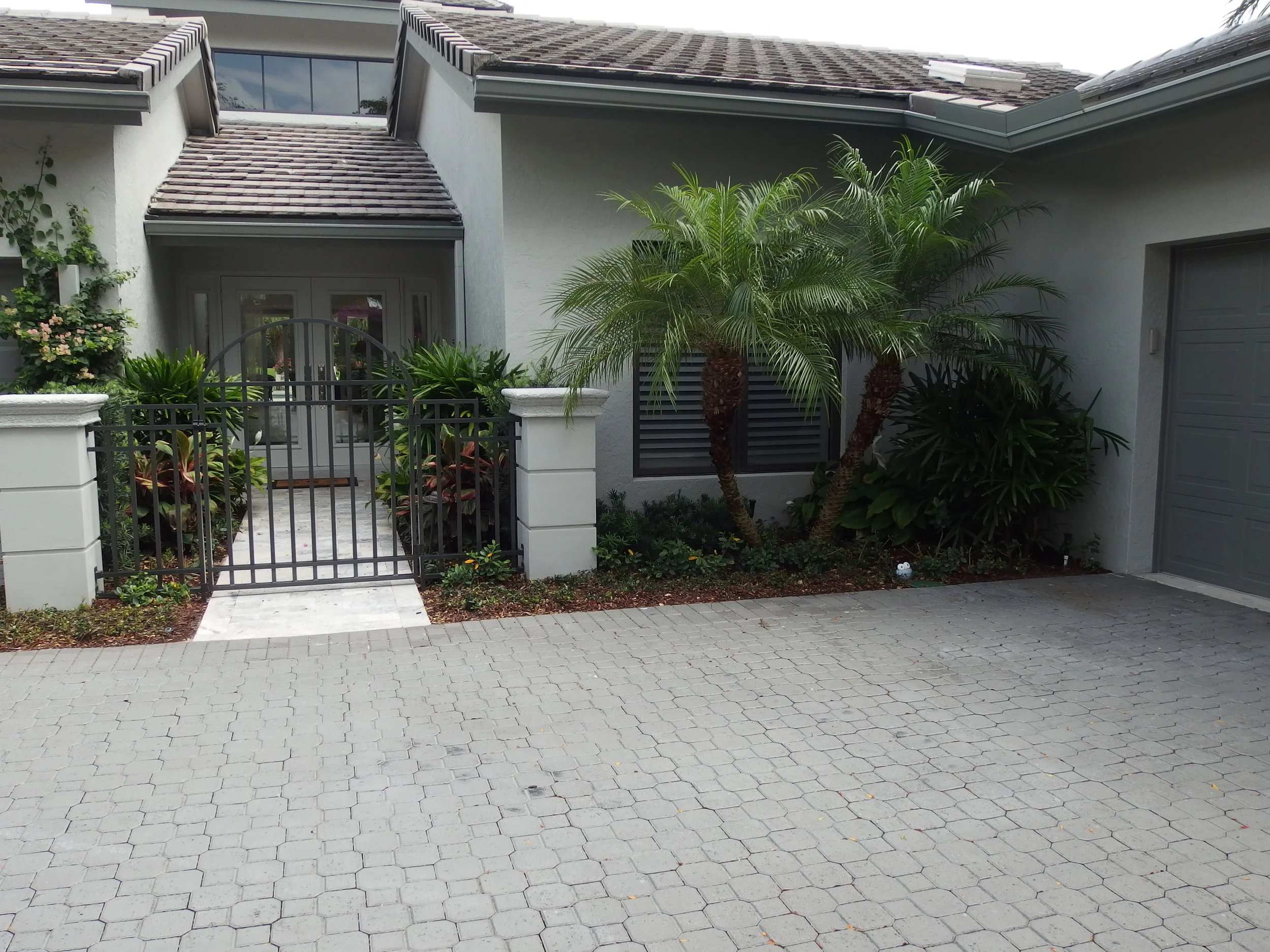 2B Front view gate  and right side.JPG