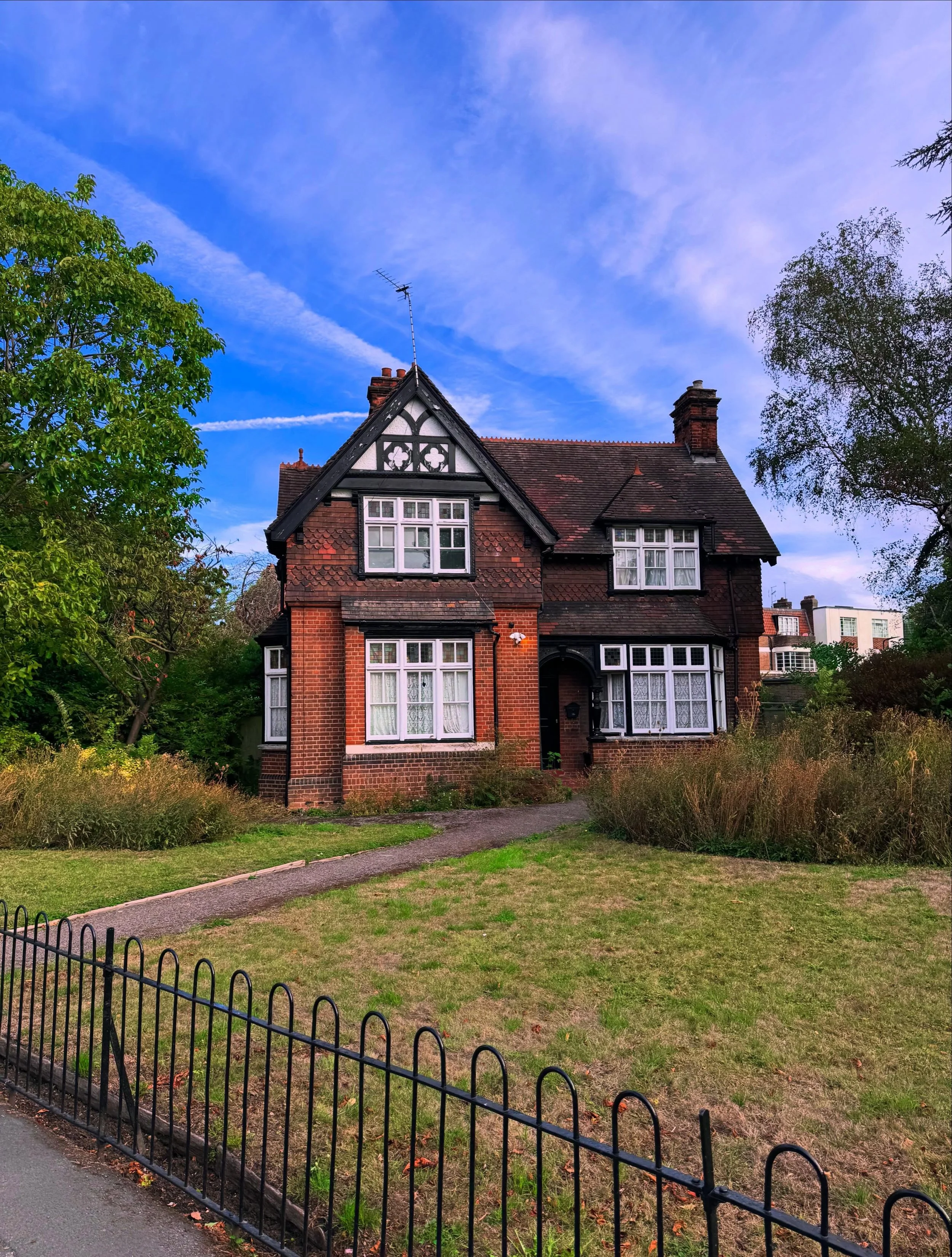anybody knows the story of this house in Clissold Park? Who lives there? This is unrelated to Spanish! Just curious!

#hackney #stokey #london