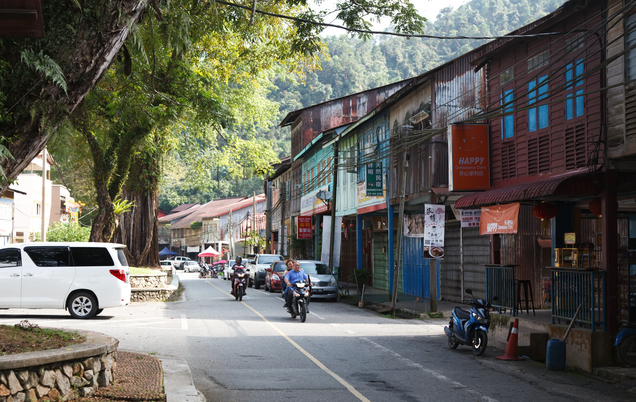 Getting ready for the weekend: along Sungai Lembing’s main street.