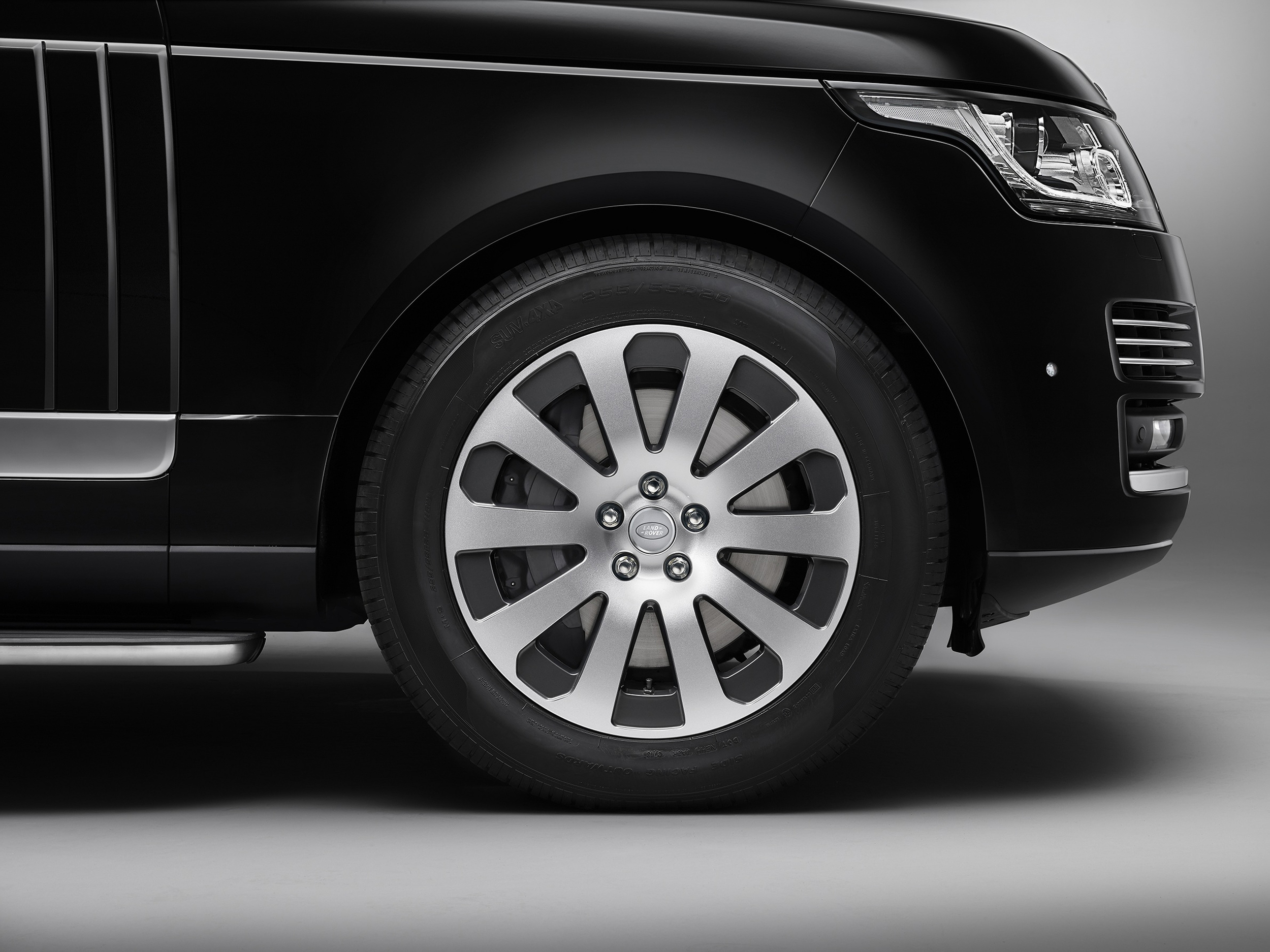 Land Rover reveals bulletproof Range Rover