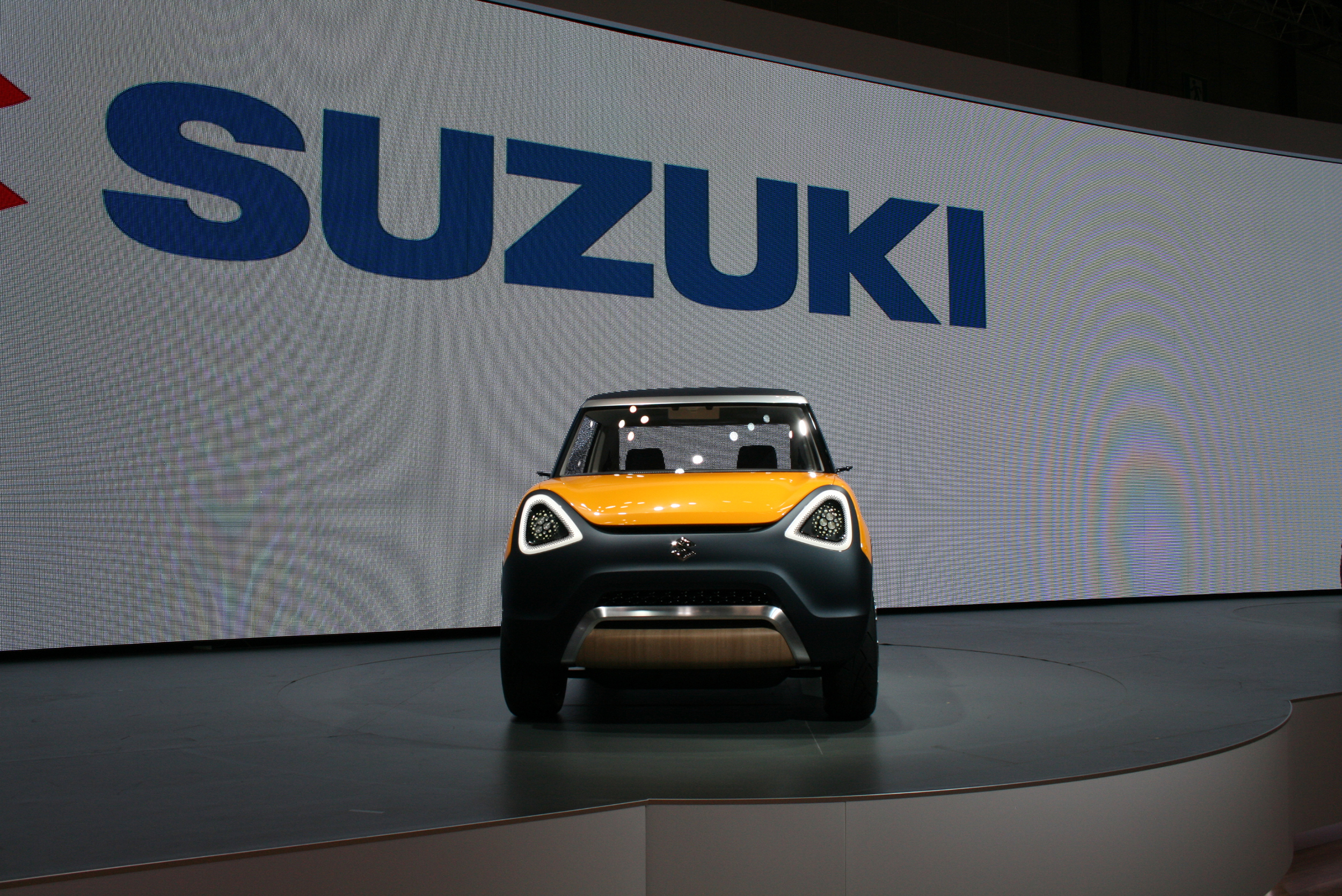 Suzuki unveils Mighty Deck in Tokyo
