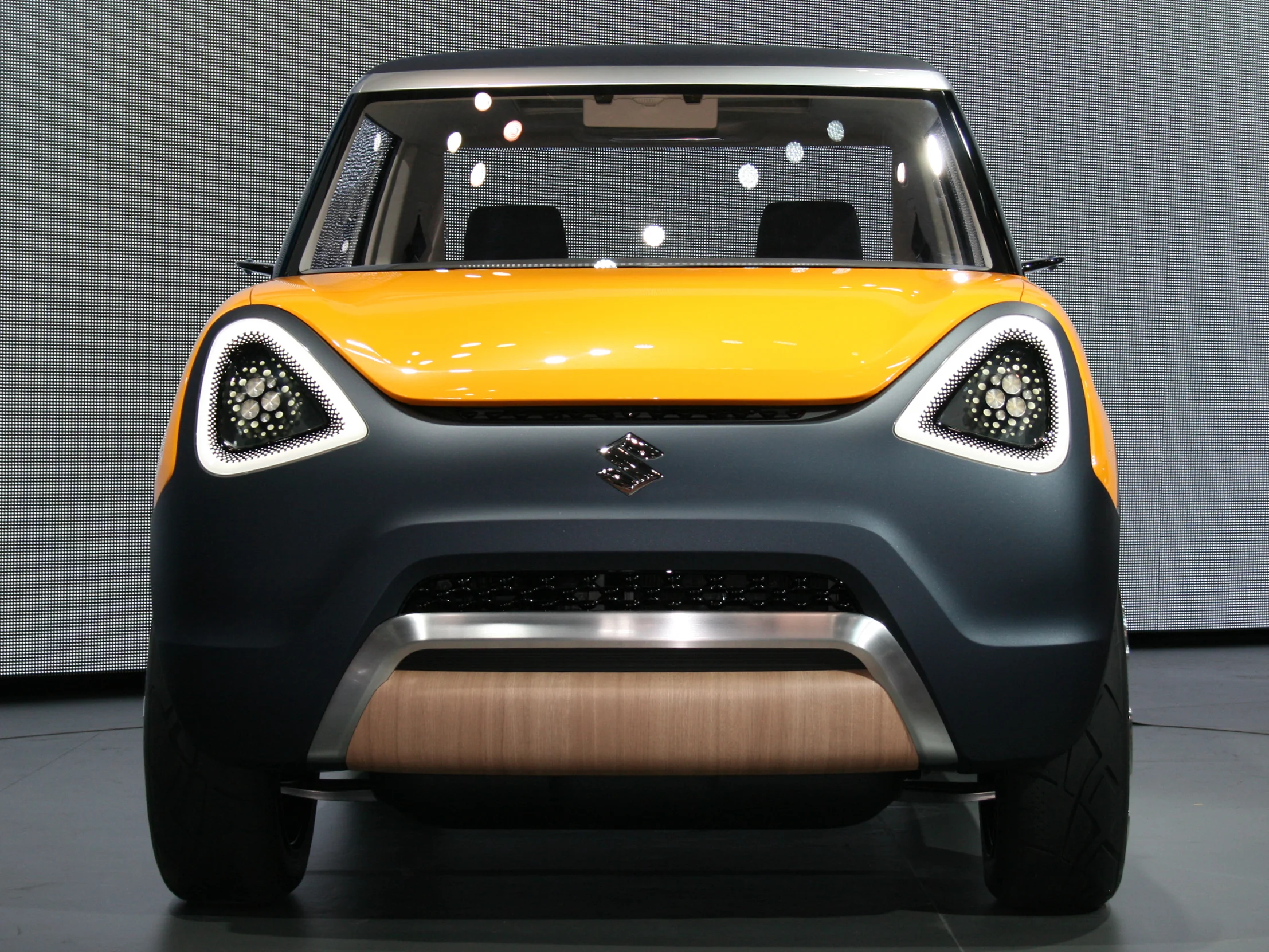 Suzuki unveils Mighty Deck in Tokyo
