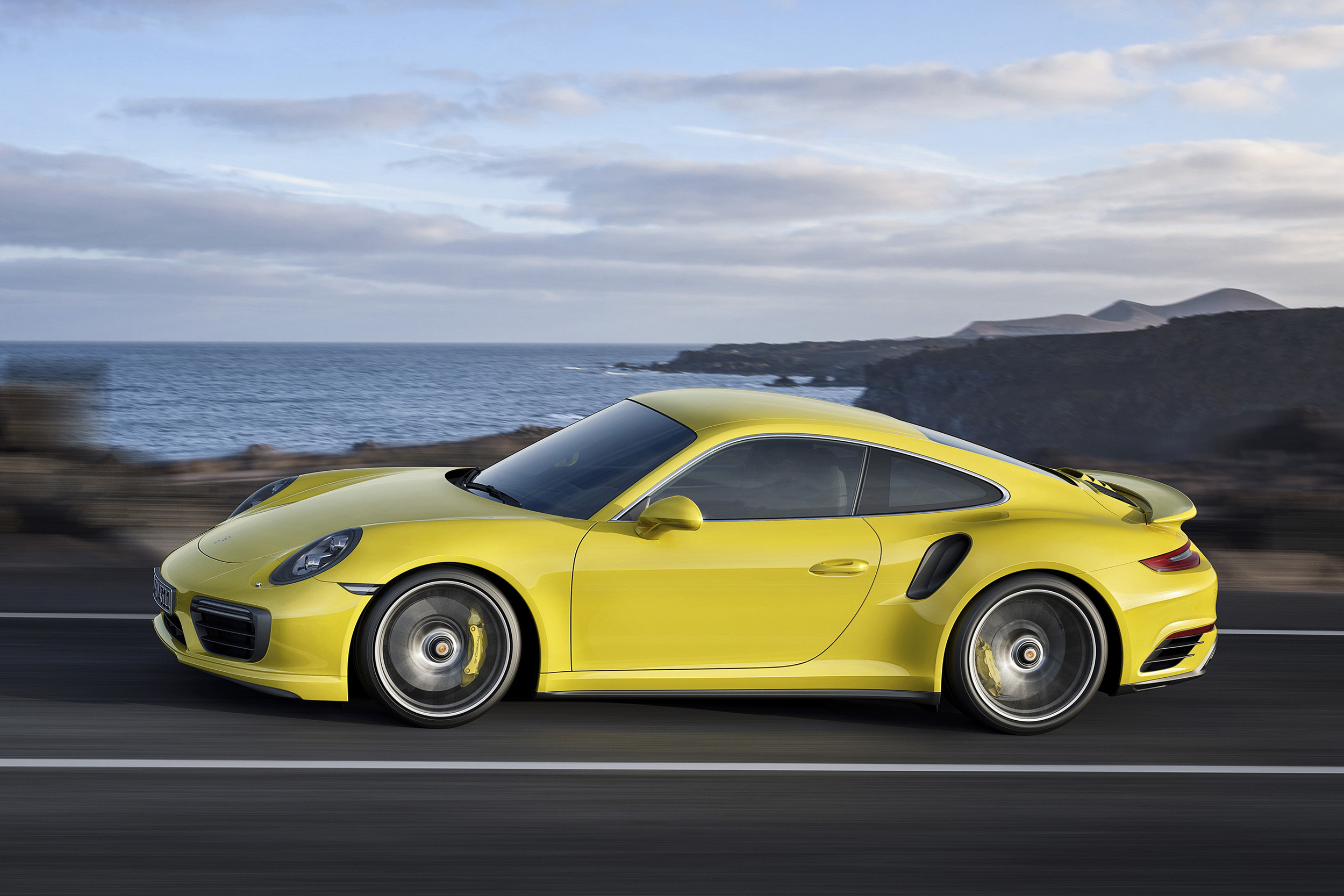 Facelifted Porsche 911 Turbo revealed