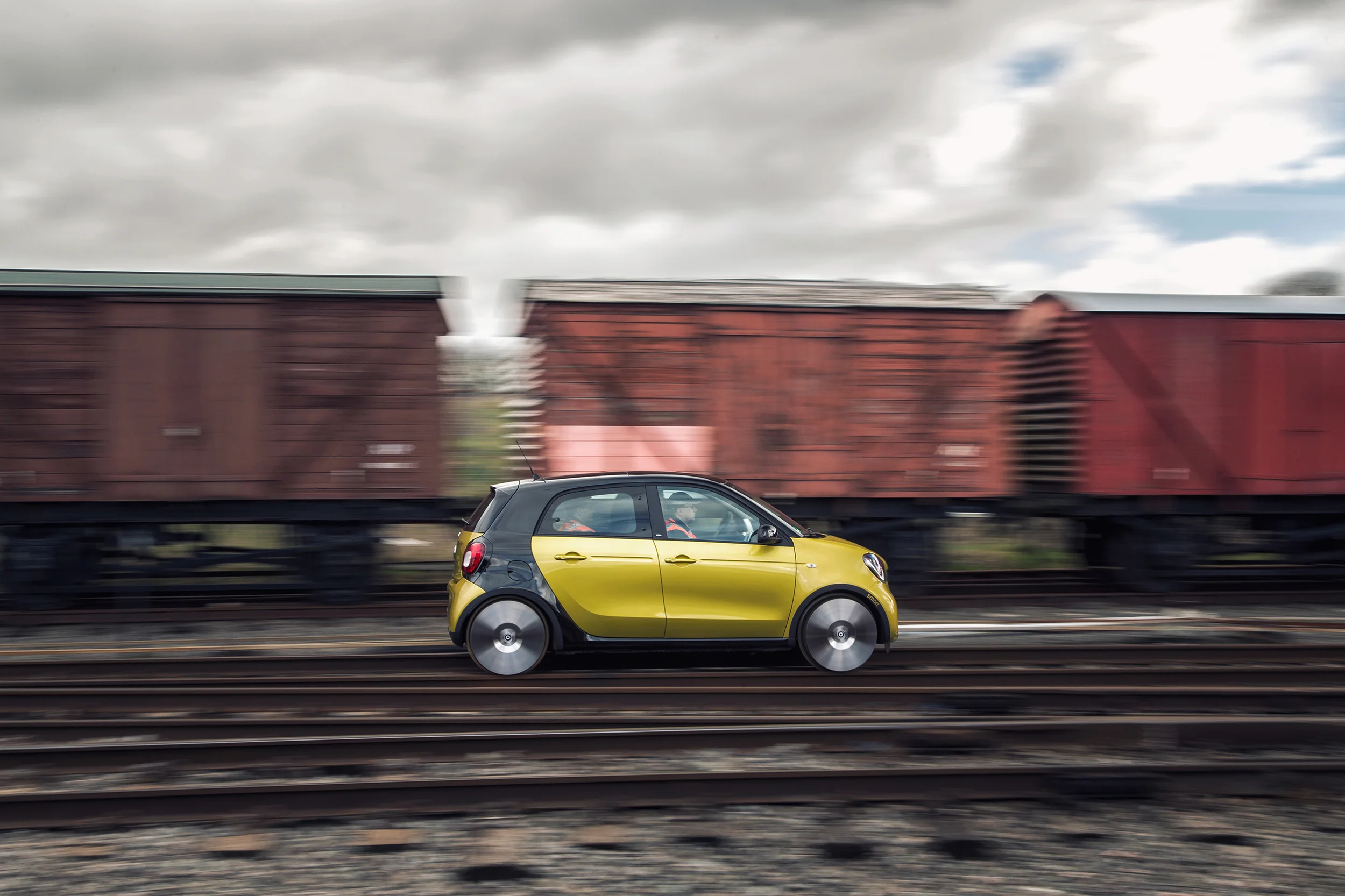 smart 'forrail' debuts on track