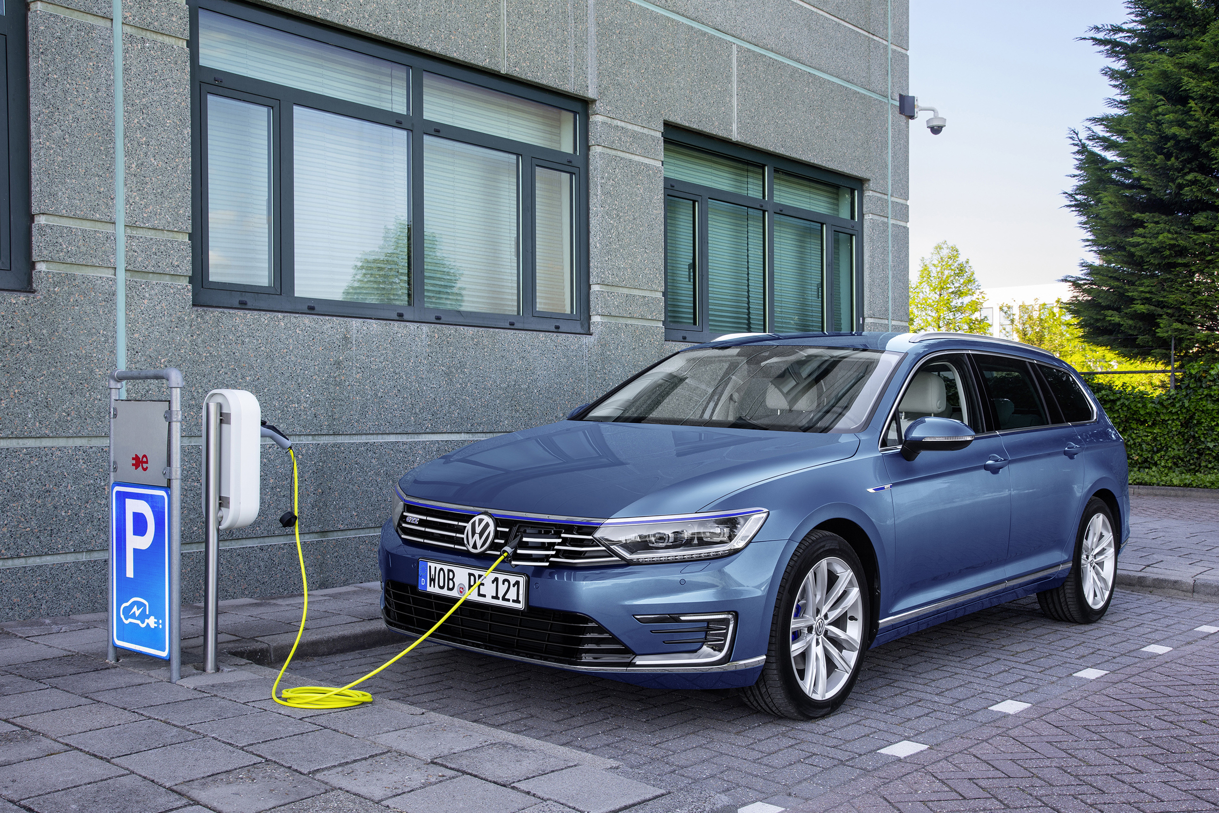 Volkswagen reveals new Passat GTE plug-in hybrid