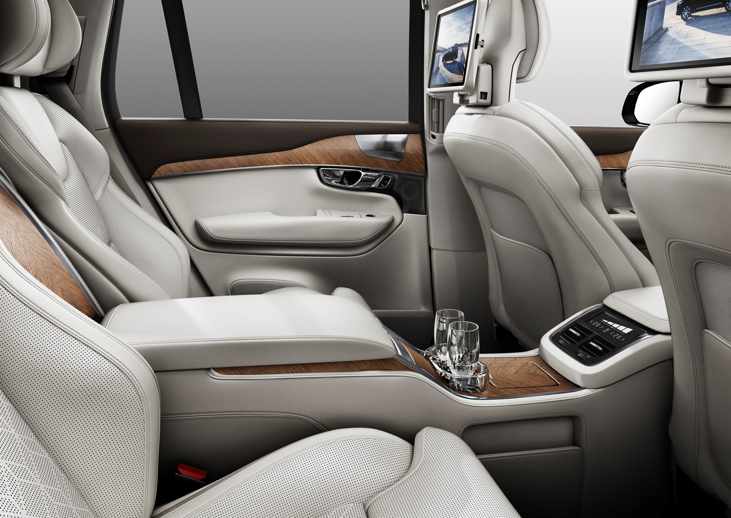 180556_Volvo_XC90_Excellence_interior.jpg