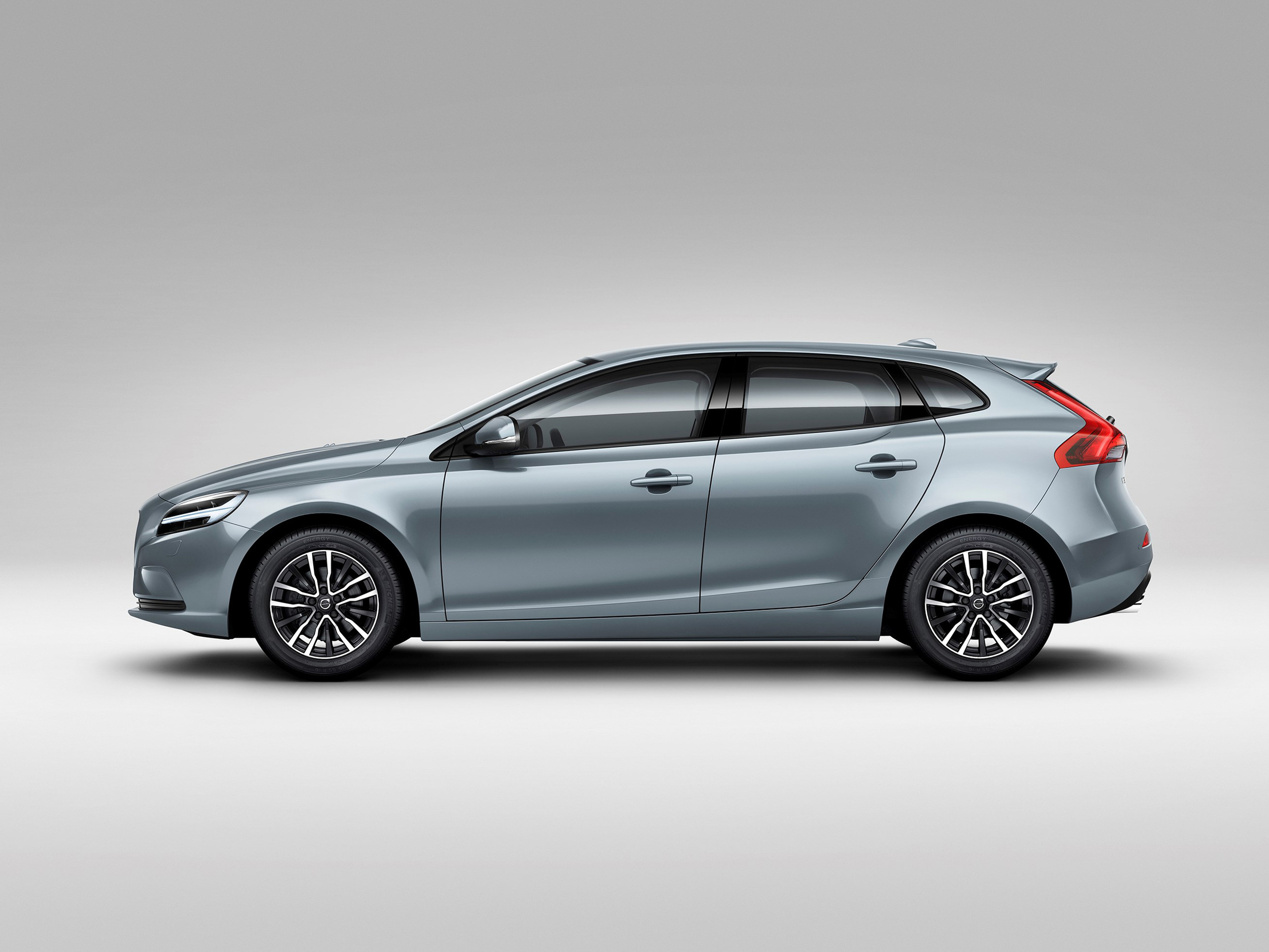 179488_Volvo_V40_Momentum_Studio_Profile.jpg