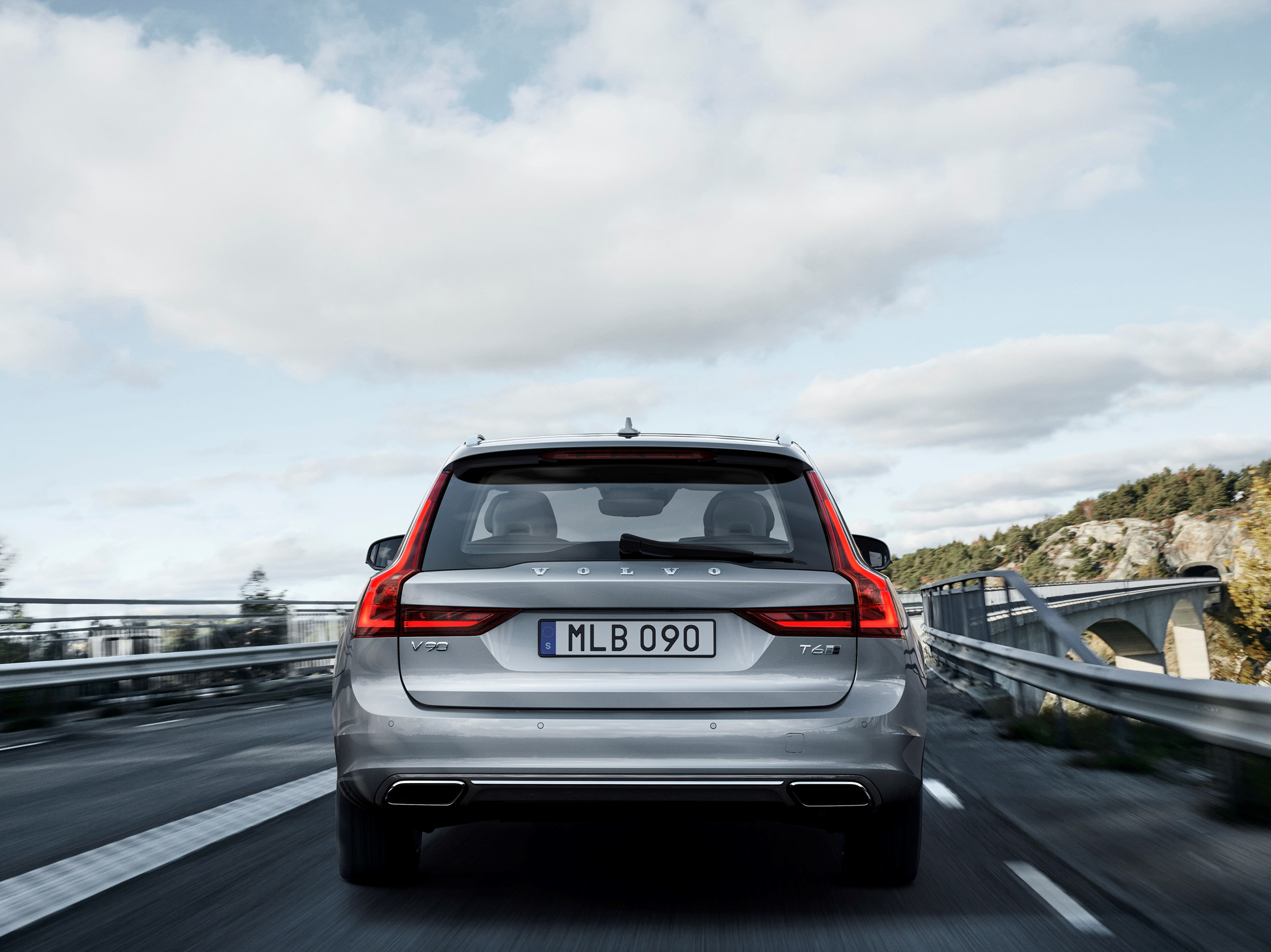 175270_Volvo_V90_Location_Rear.jpg