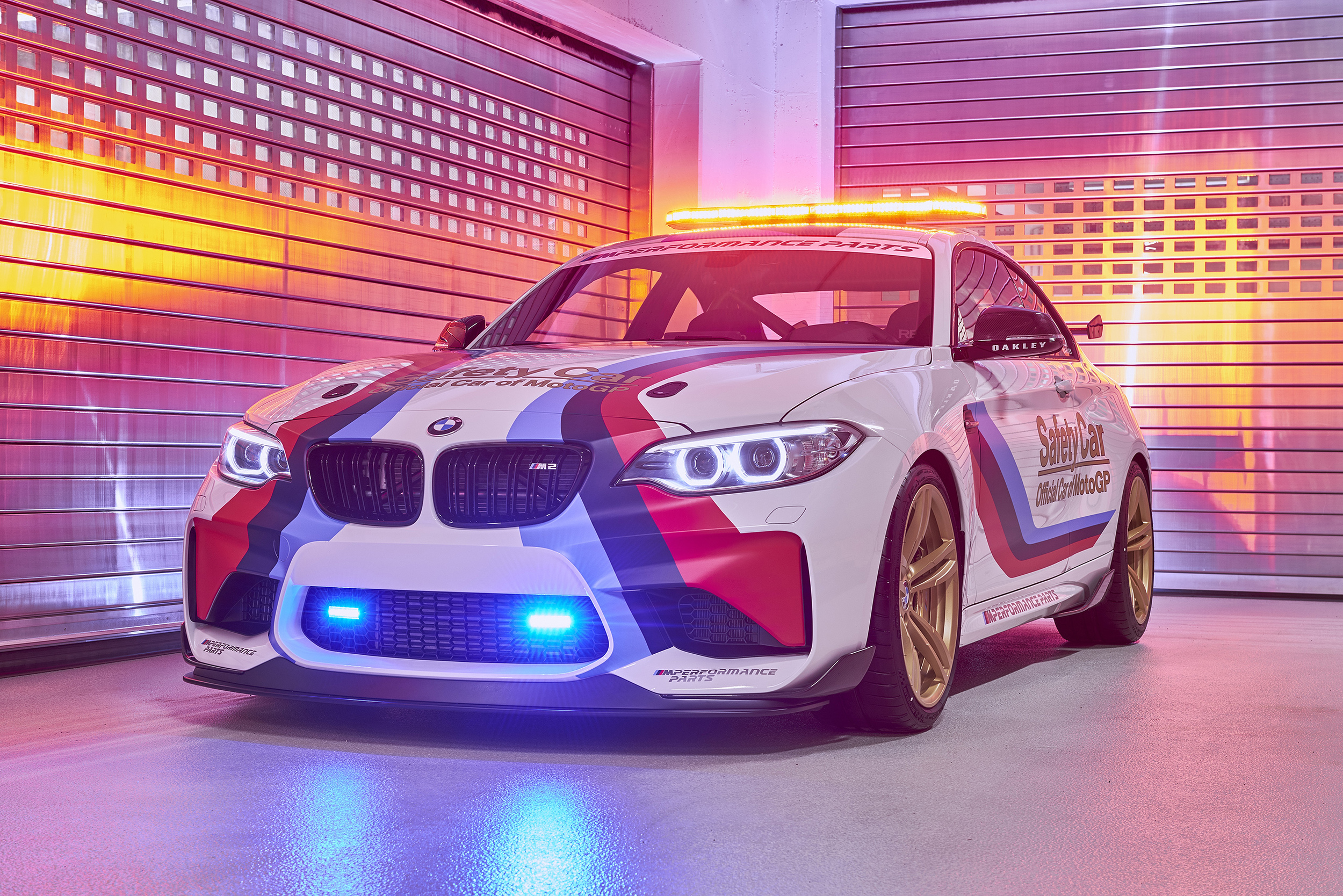 P90209190_highRes_bmw-m2-motogp-safety.jpg