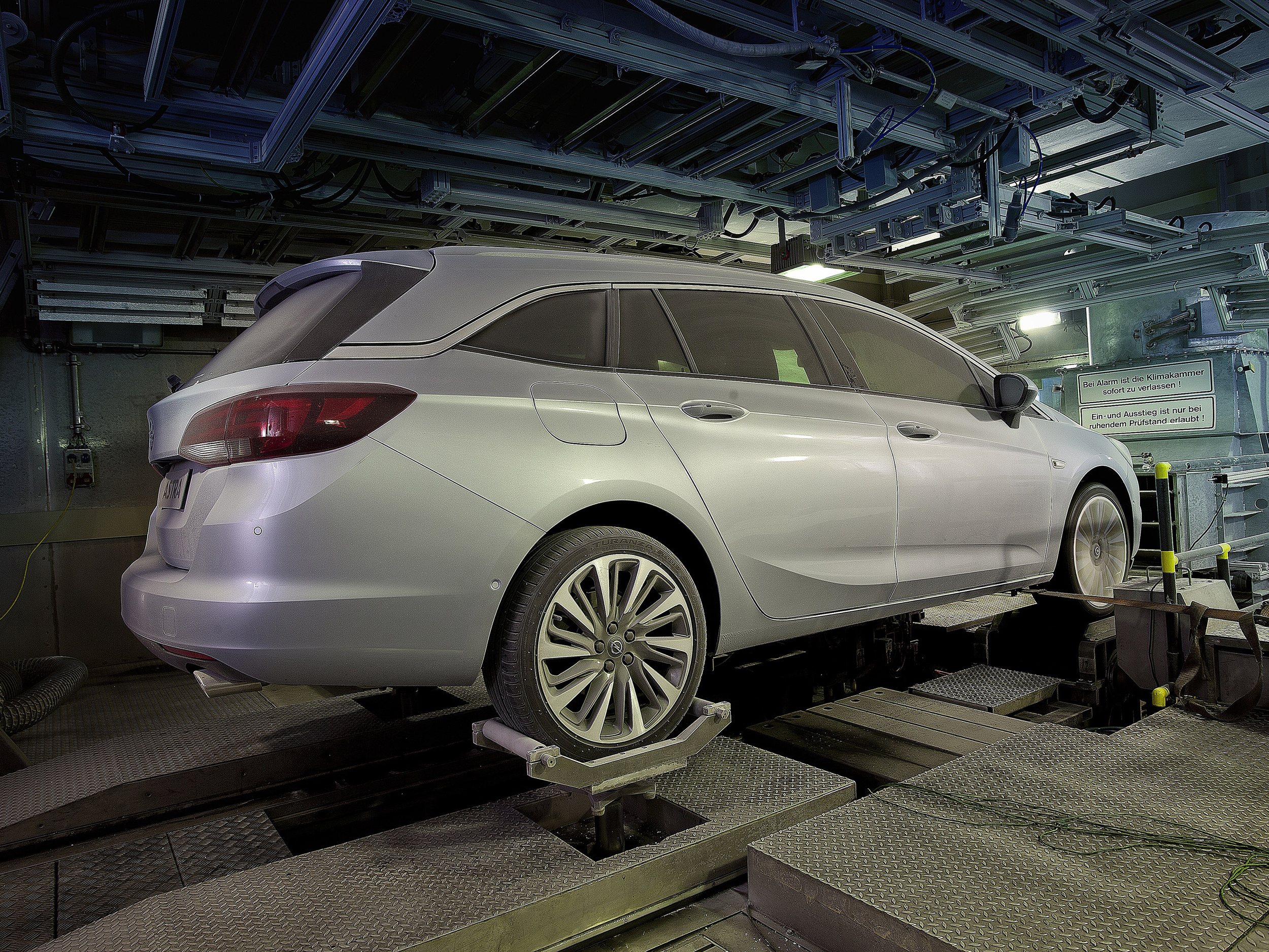 Opel-Astra-Sports-Tourer-Climatic-Test-Chamber-299045.jpg