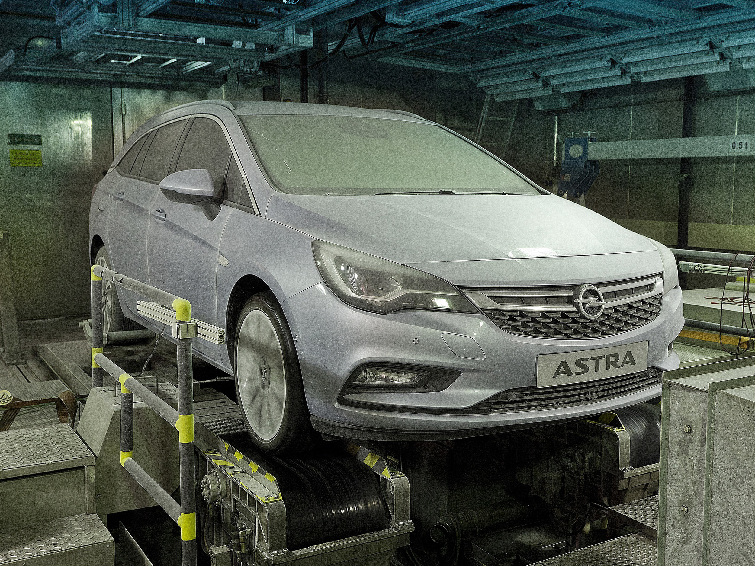 Opel-Astra-Sports-Tourer-Climatic-Test-Chamber-299046.jpg