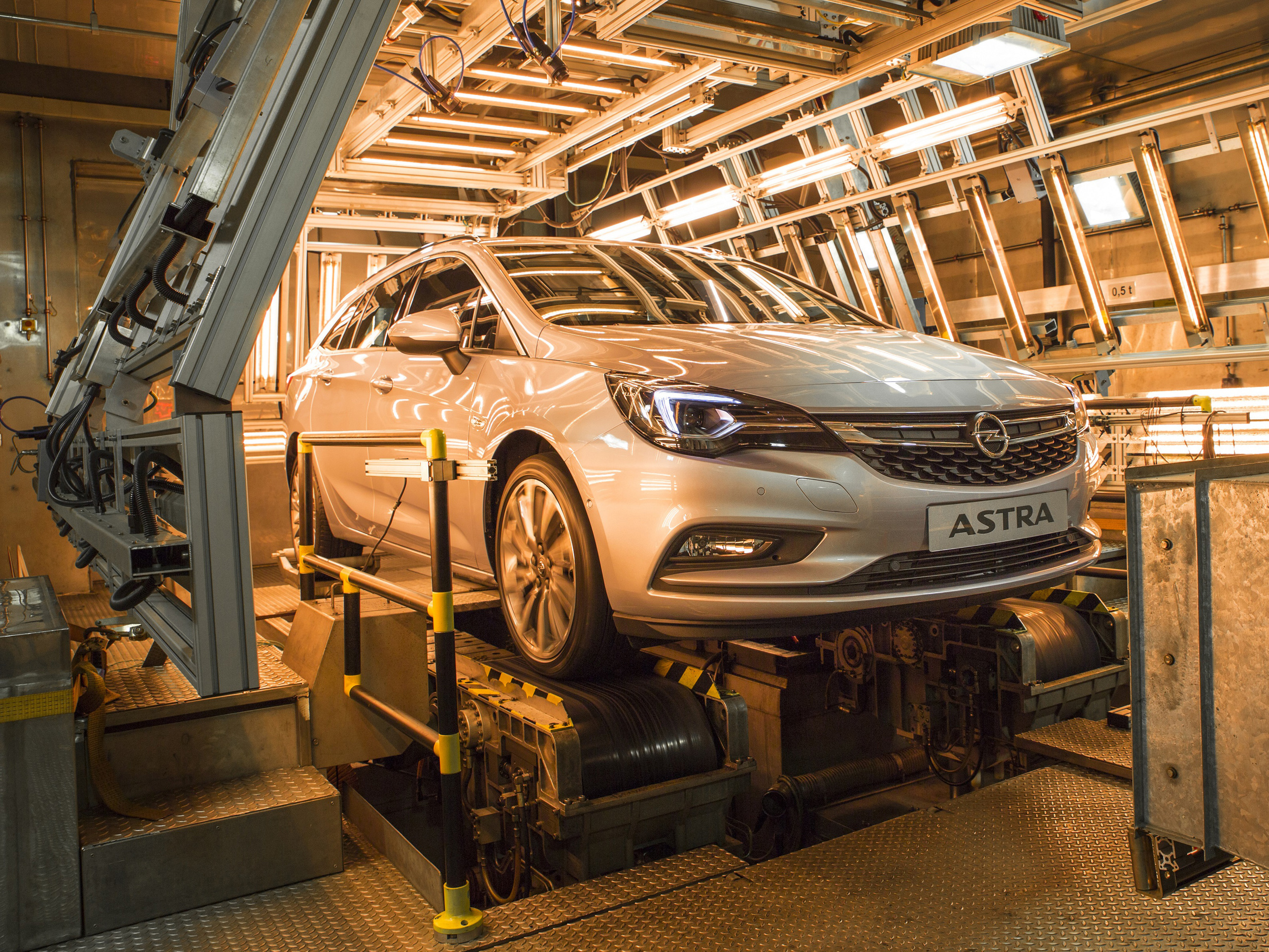 Opel-Astra-Sports-Tourer-Climatic-Test-Chamber-299047.jpg