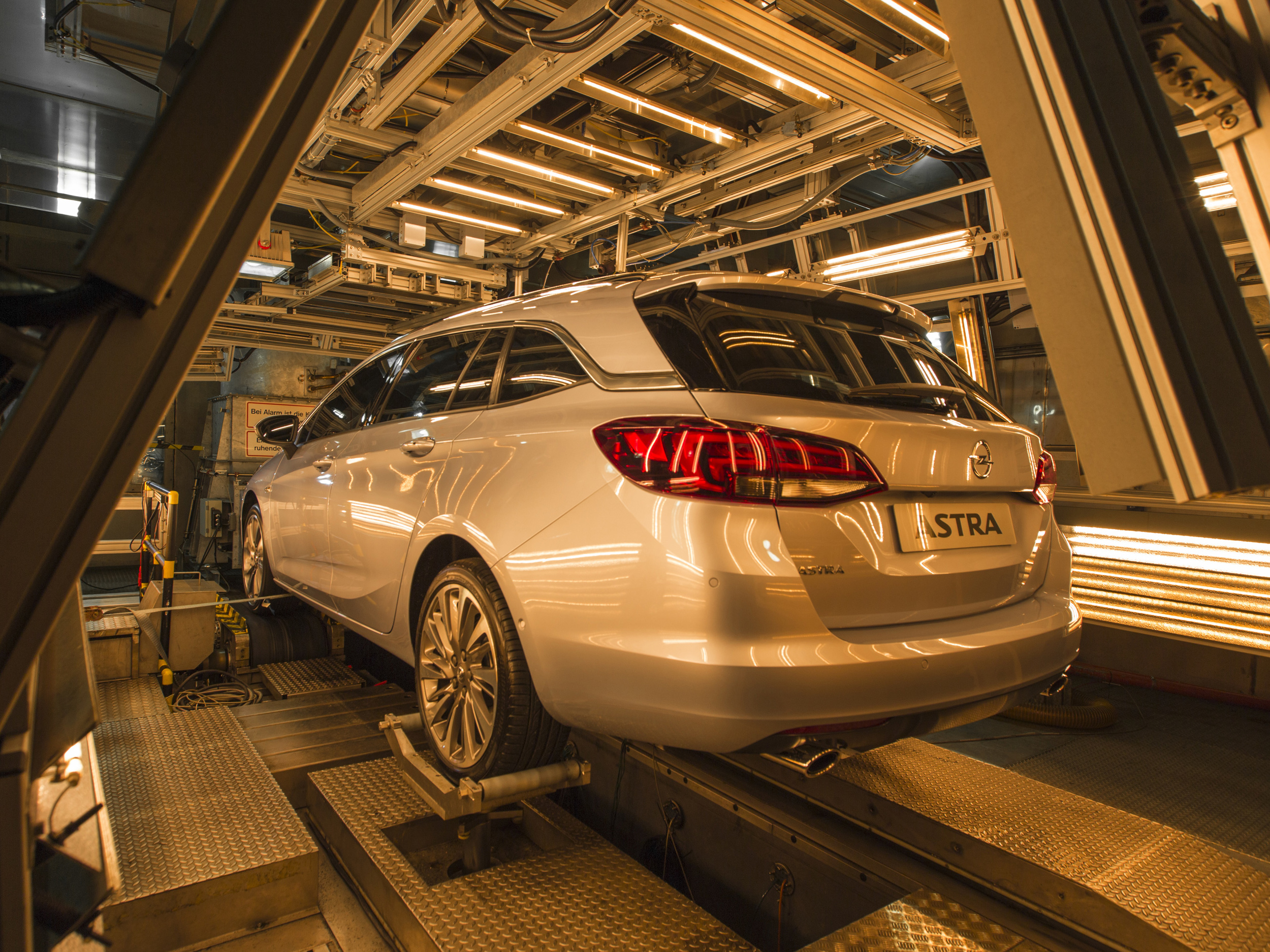 Opel-Astra-Sports-Tourer-Climatic-Test-Chamber-299049.jpg