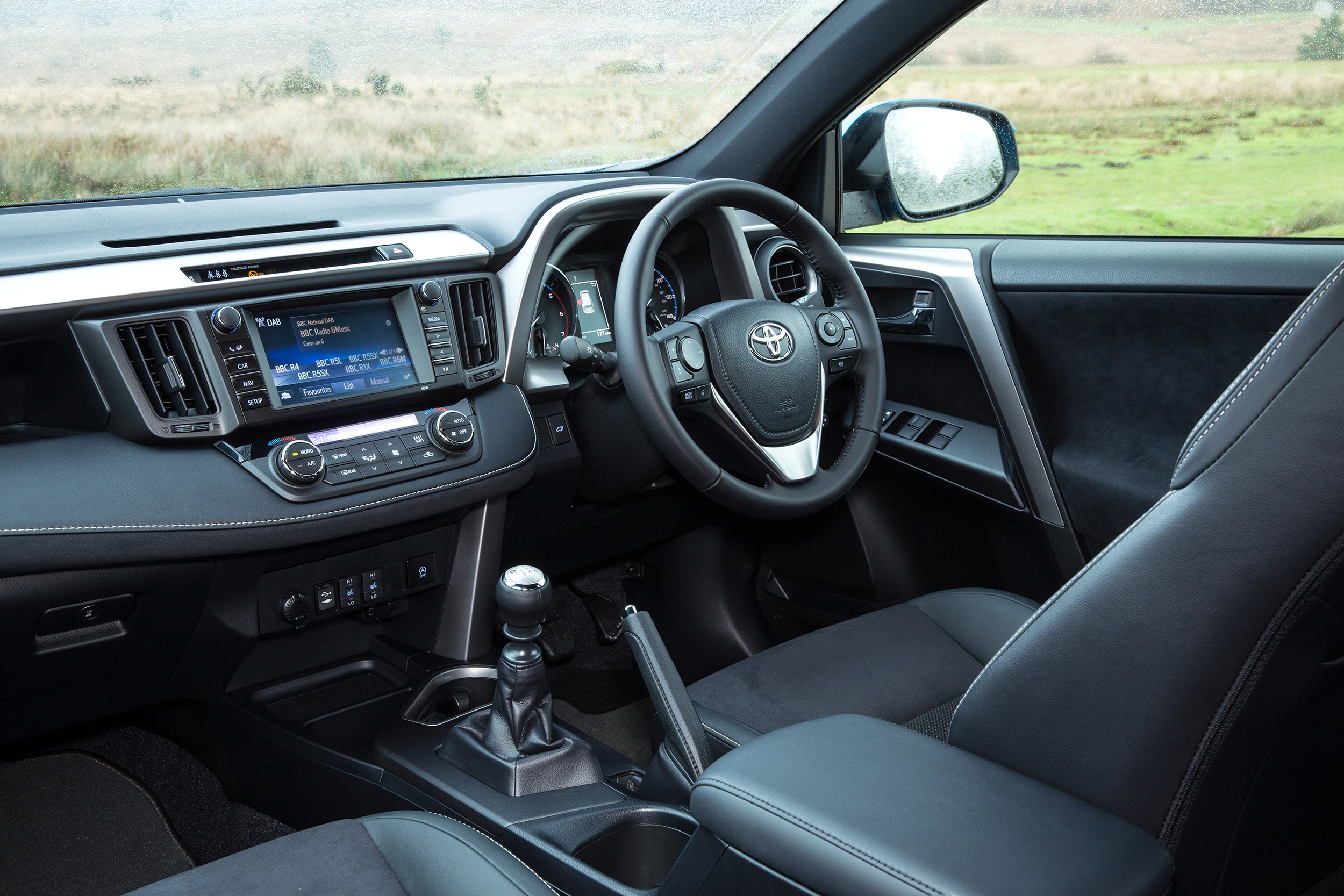 2015-Toyota-RAV4-Interior-3.jpg