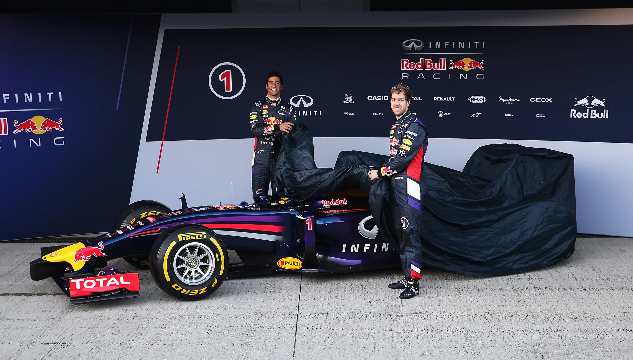 VIDEO: Covers come off 2014 Formula 1 cars