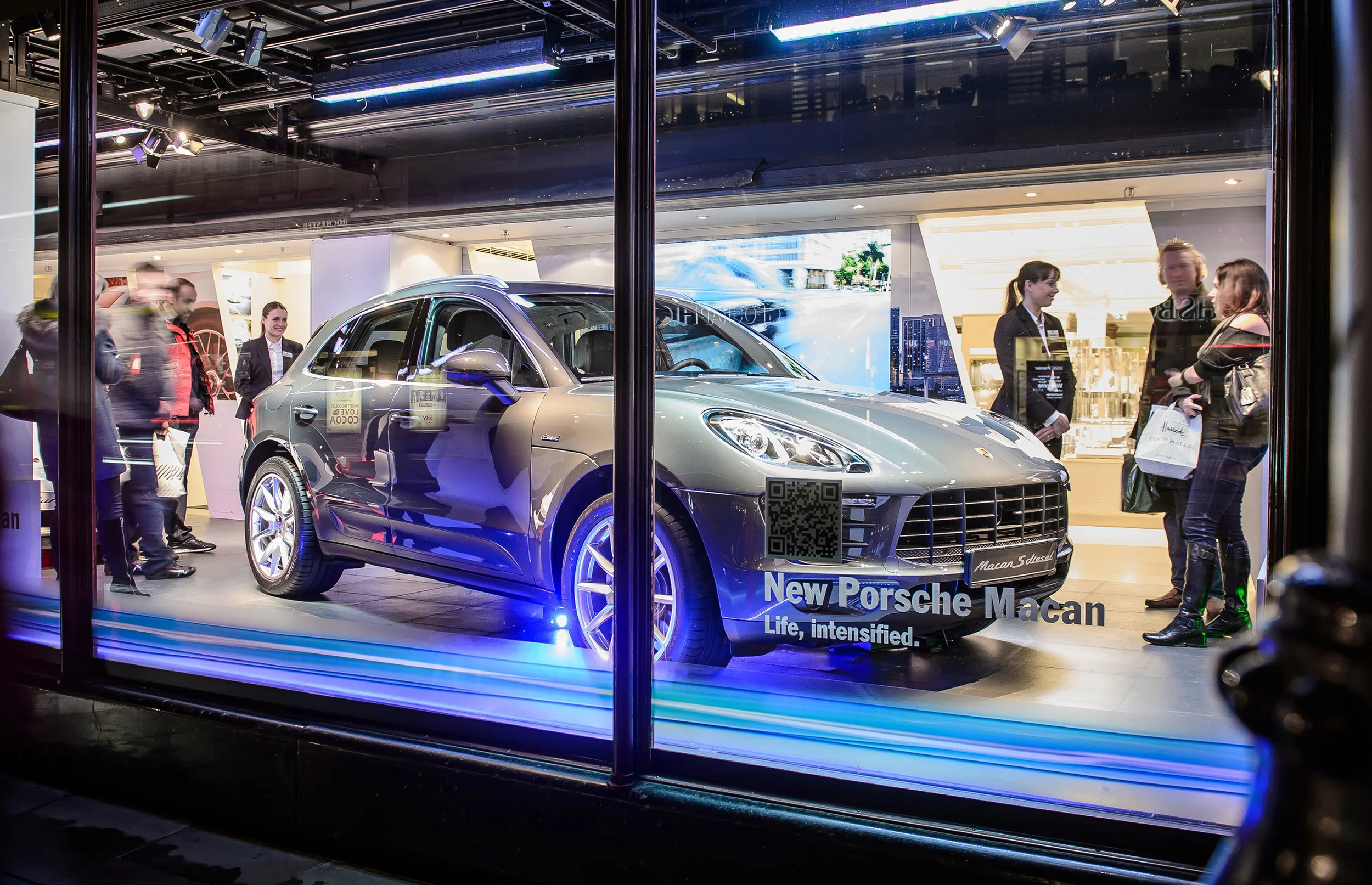 VIDEO: Porsche Macan in Harrods shop window