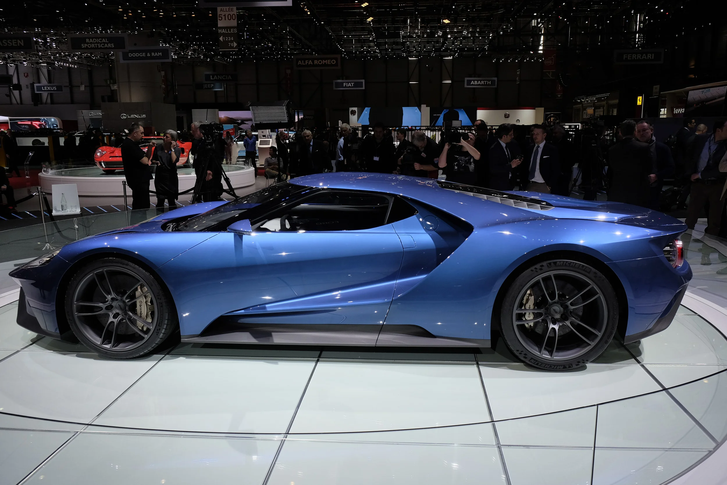 VIDEO: Geneva Motor Show 2015: 1969 Ford GT40 v 2015 Ford GT