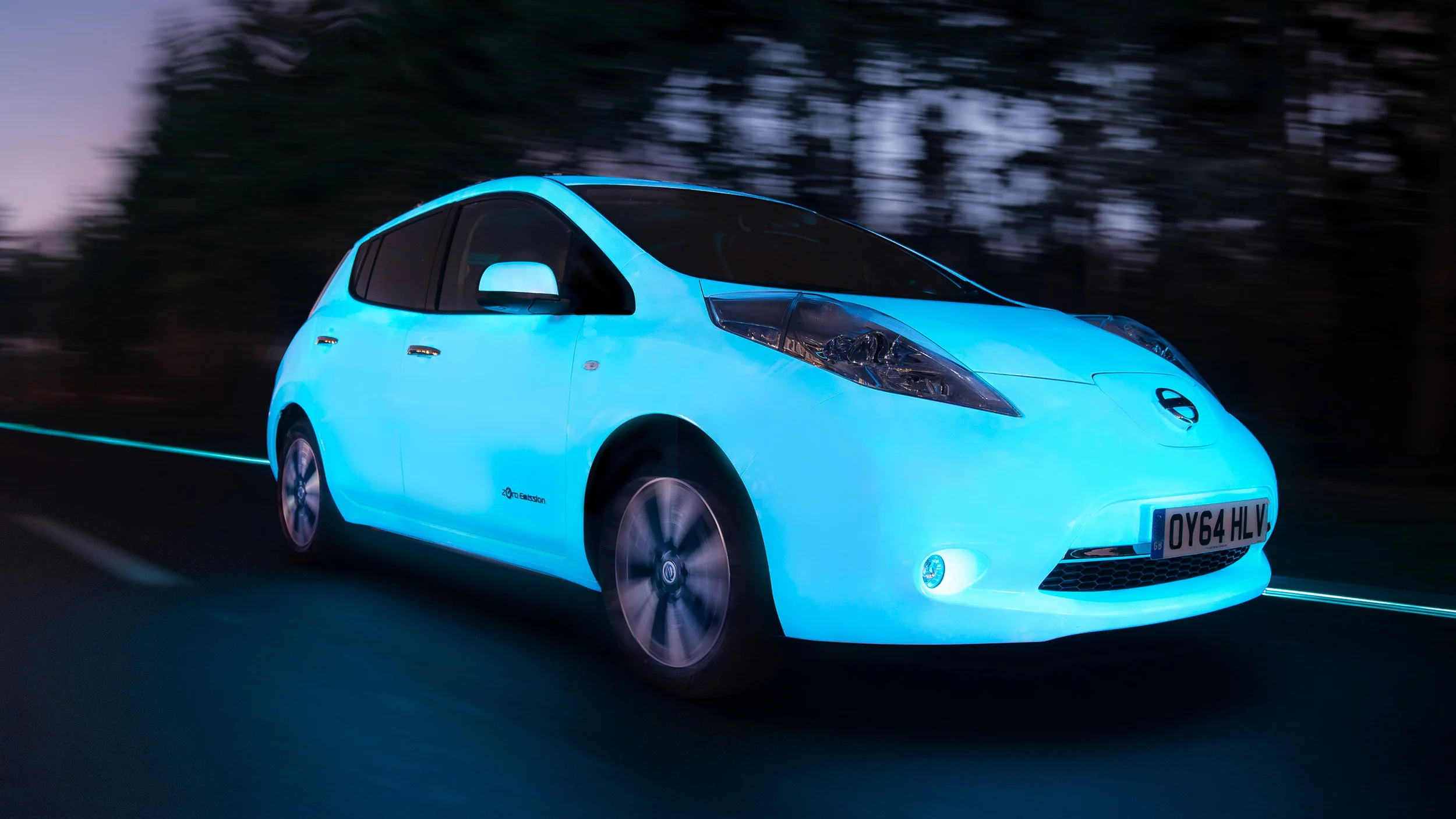 VIDEO: Nissan LEAF gets glow-in-the-dark paint