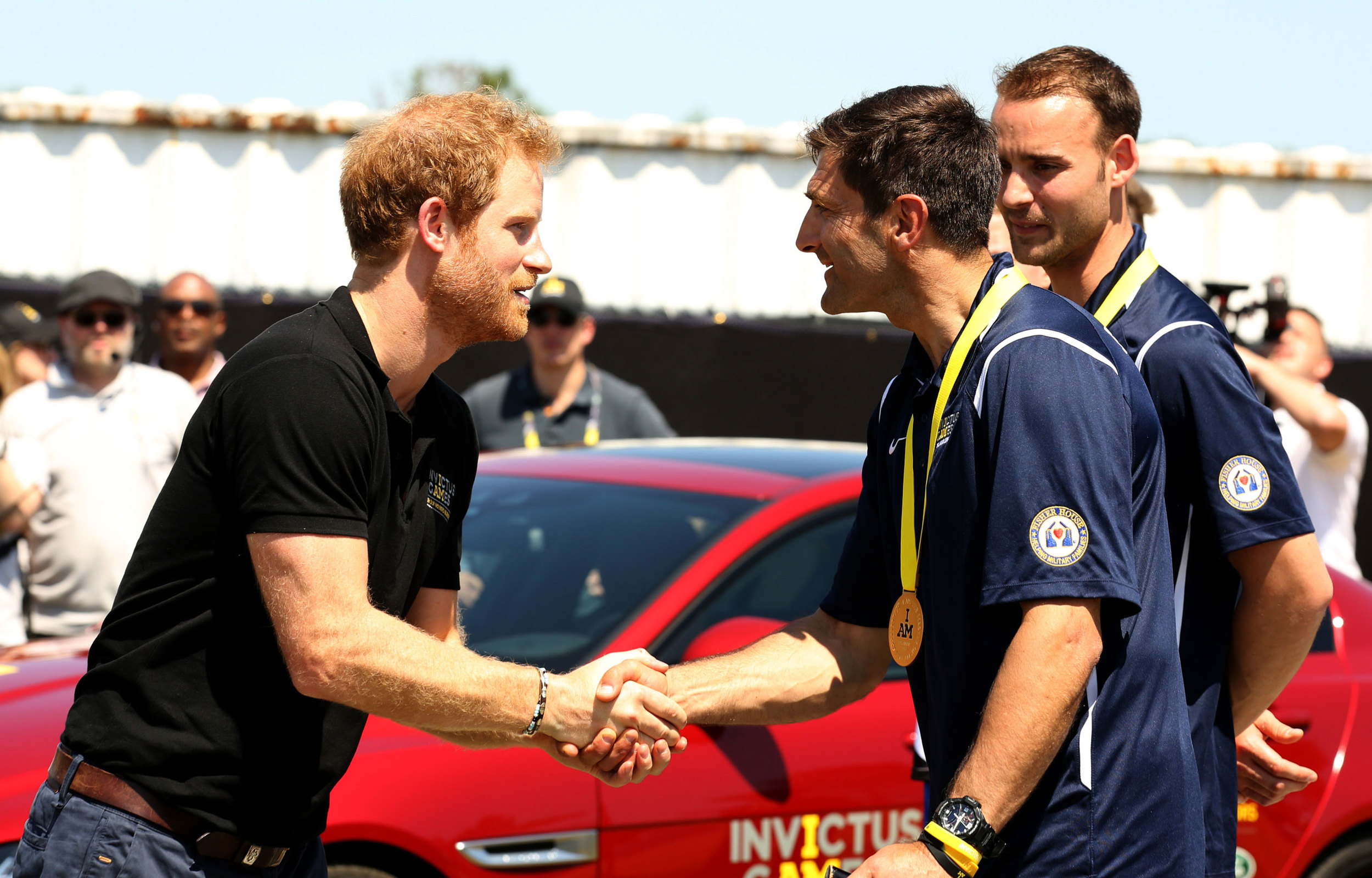 Prince_Harry_takes_part_in_the_Jaguar_Land_Rover_Driving_Challenge_and_awards_France_the_first_gold_medal_at_Invictus_Games_Orlando_2016-France_(130747).jpg