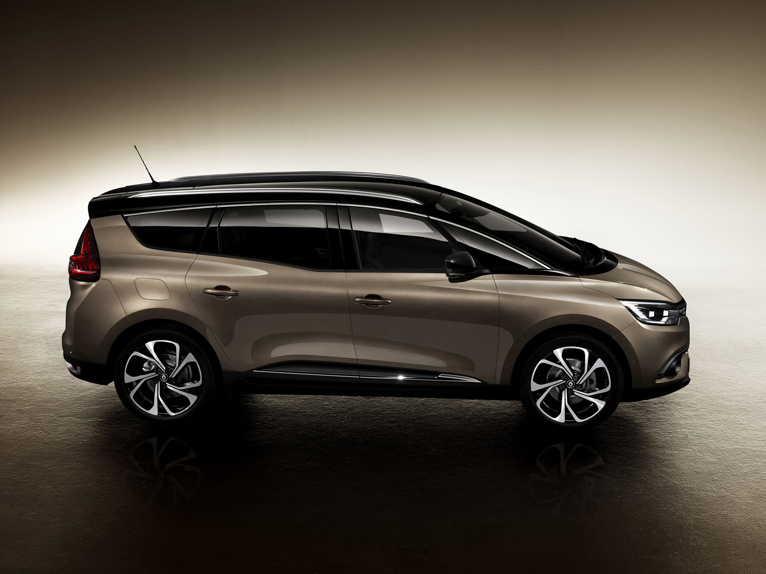 Renault-Grand-Scenic-(7).jpg