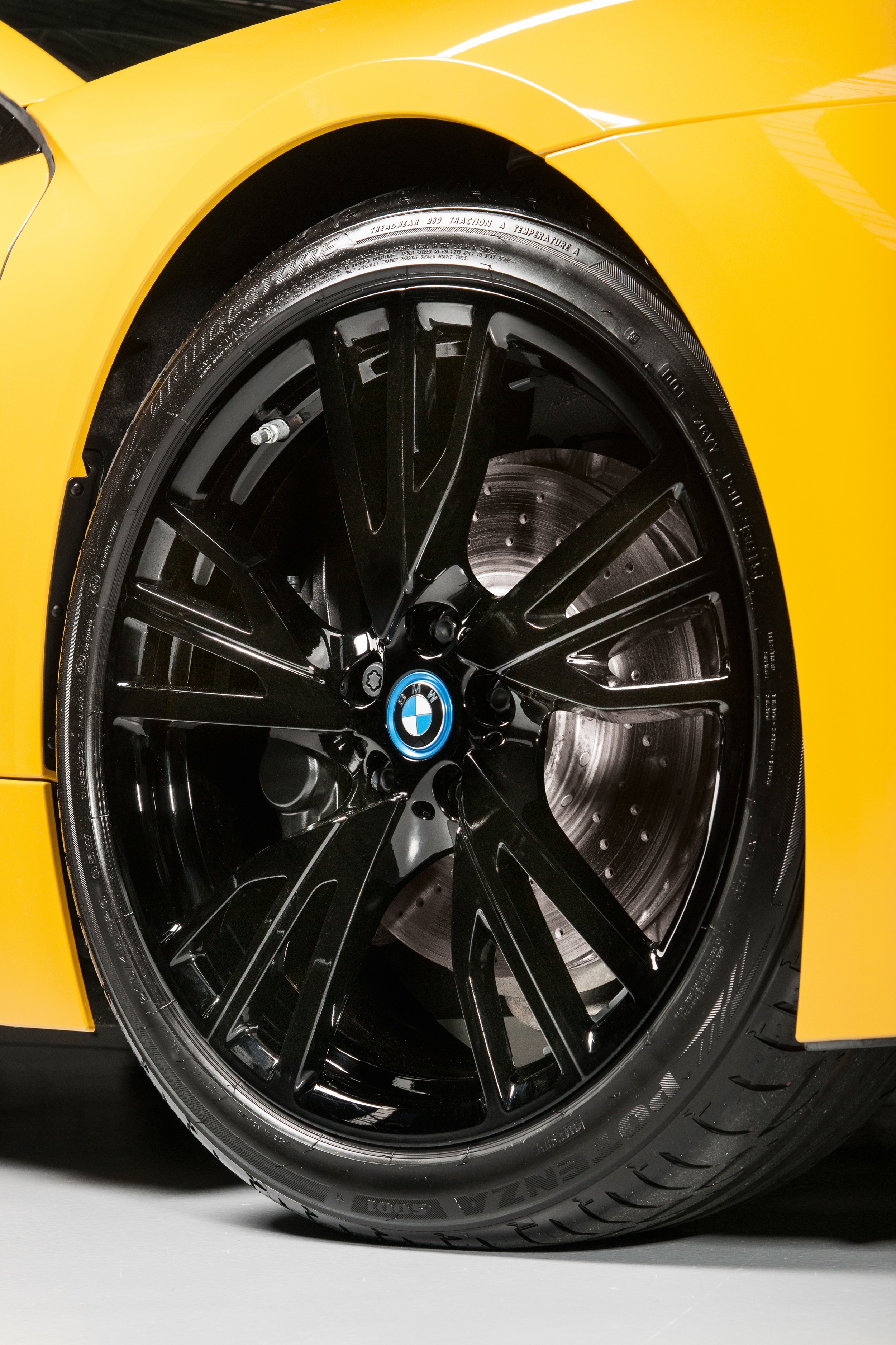 P90220159_highRes_bmw-i8-individual-pa.jpg